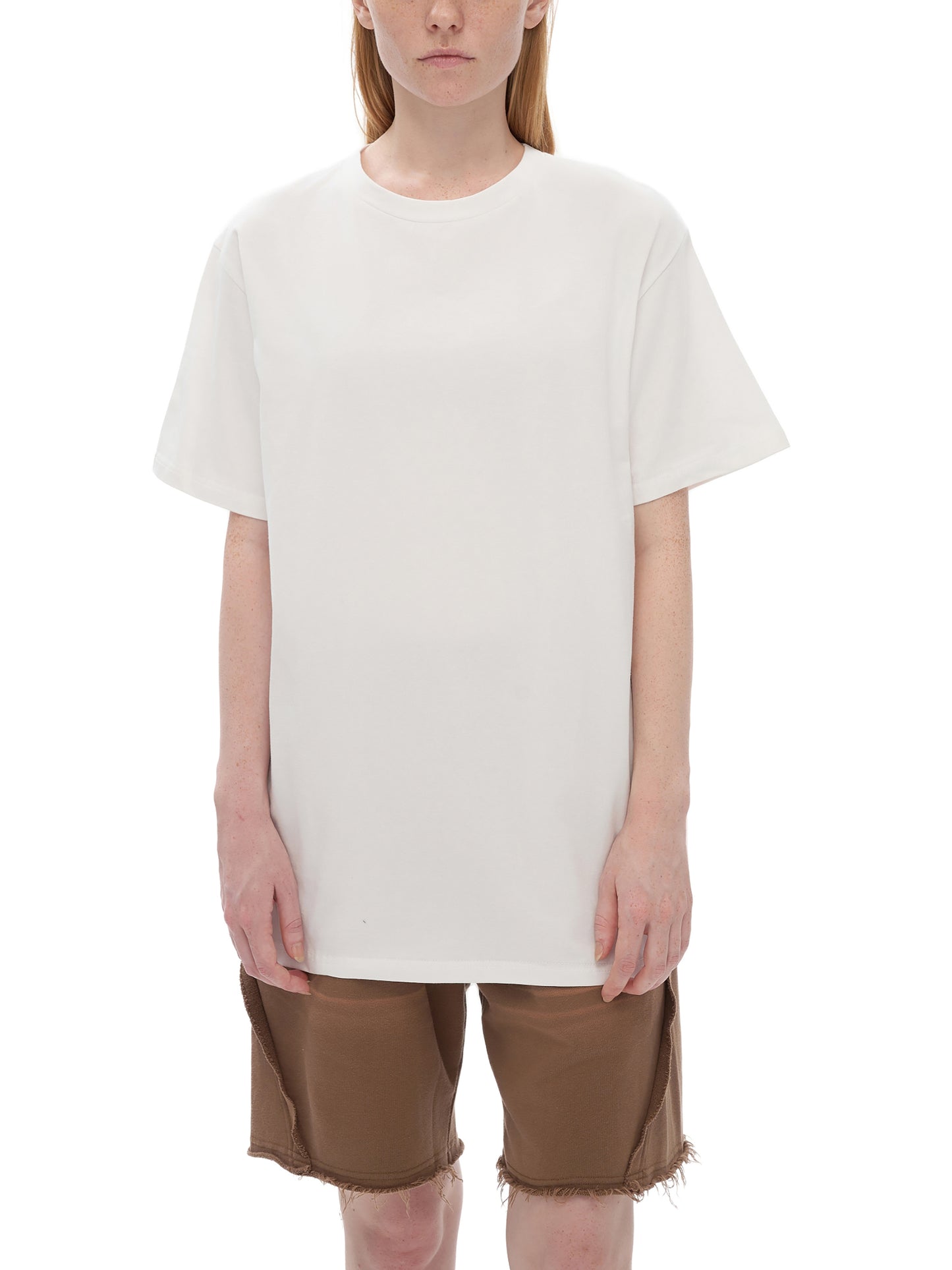Model wearing VÉRON Rue de la Paix premium oversized T-shirt 4