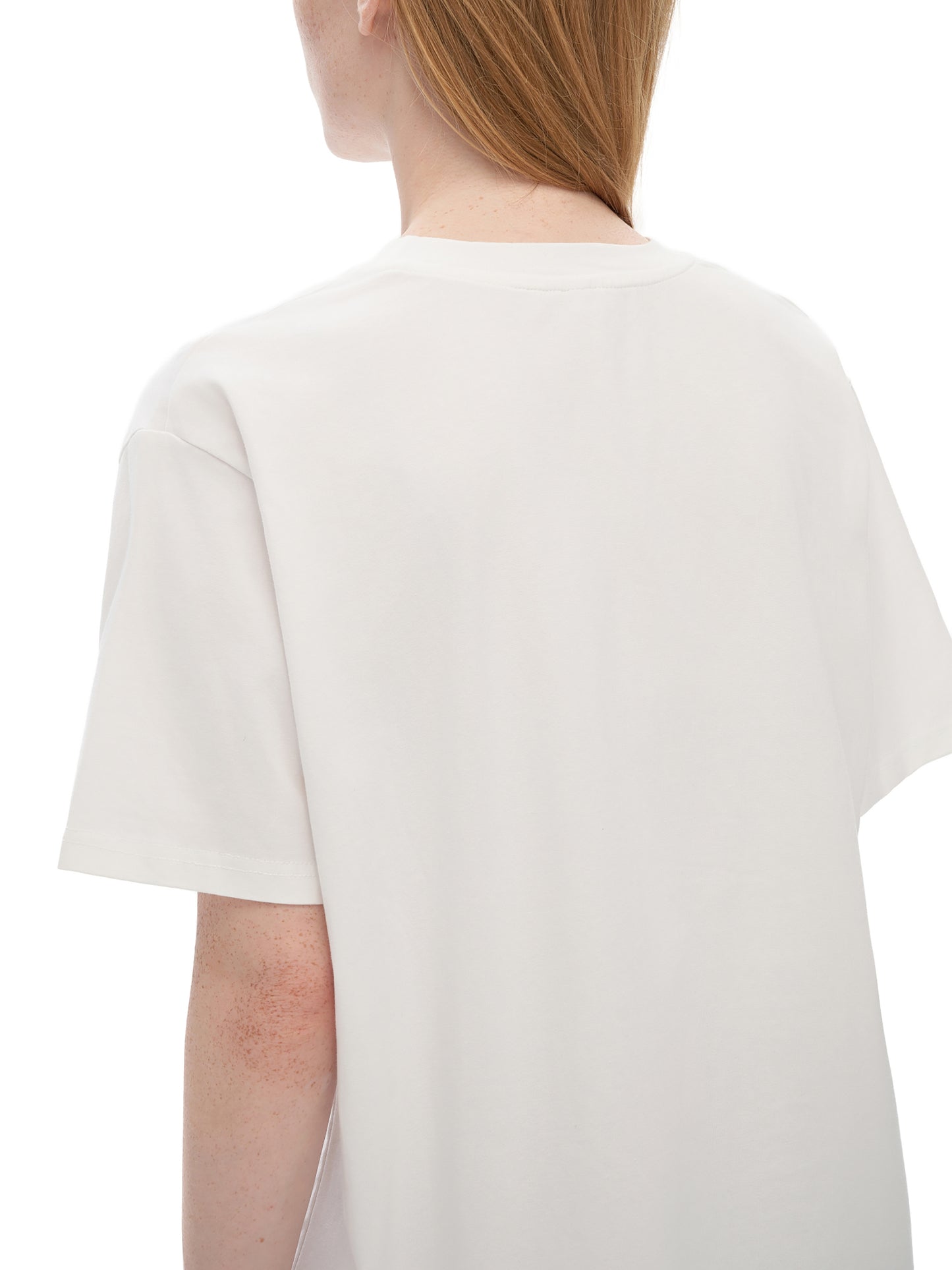Model wearing VÉRON Rue de la Paix premium oversized T-shirt 7