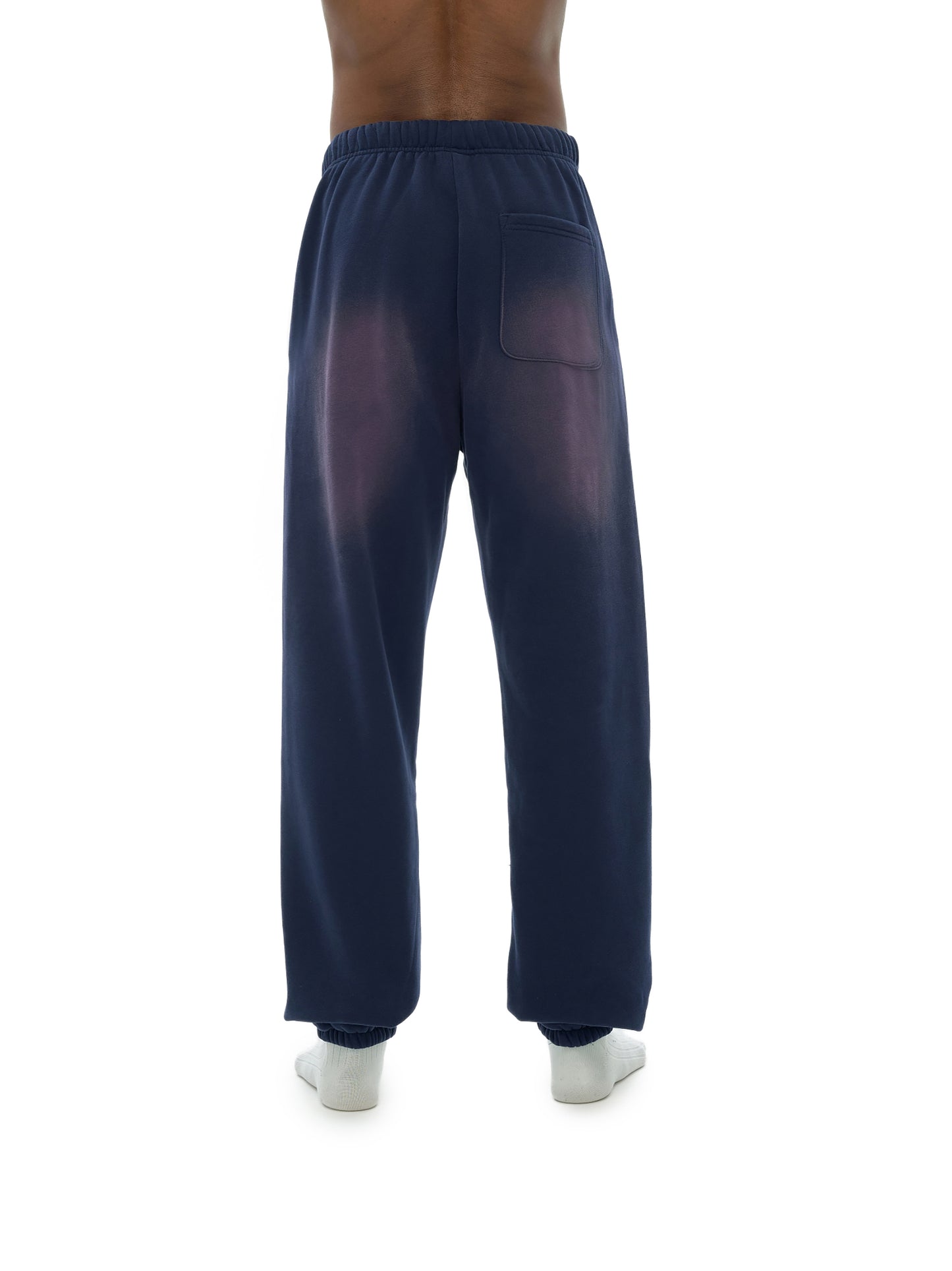 Modern tapered fit of VÉRON Rue de l’Université pants on model 2