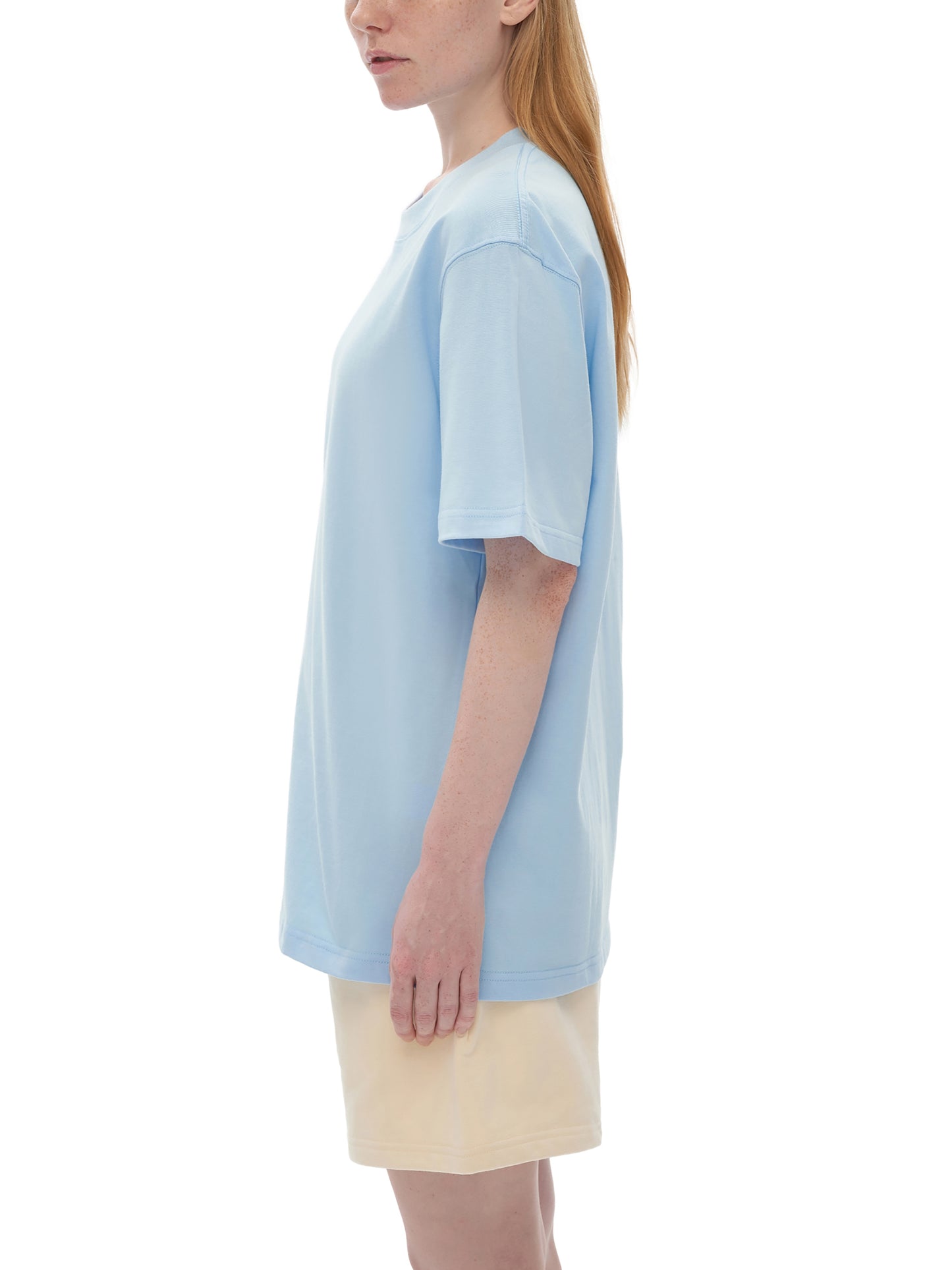 Female model styling VÉRON La Roquette T-Shirt.