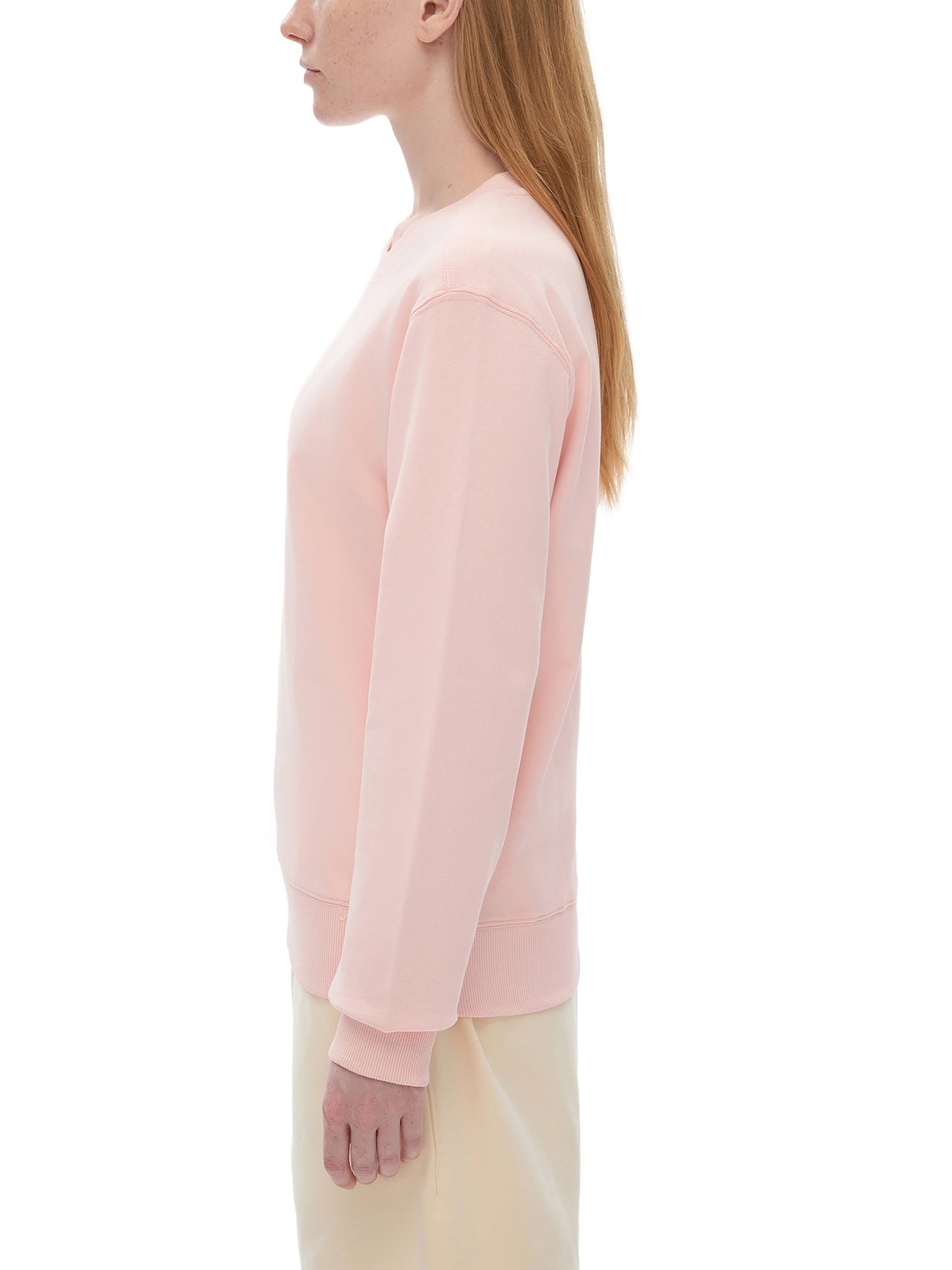 Model wearing VÉRON unisex premium sweater casual fit 2.
