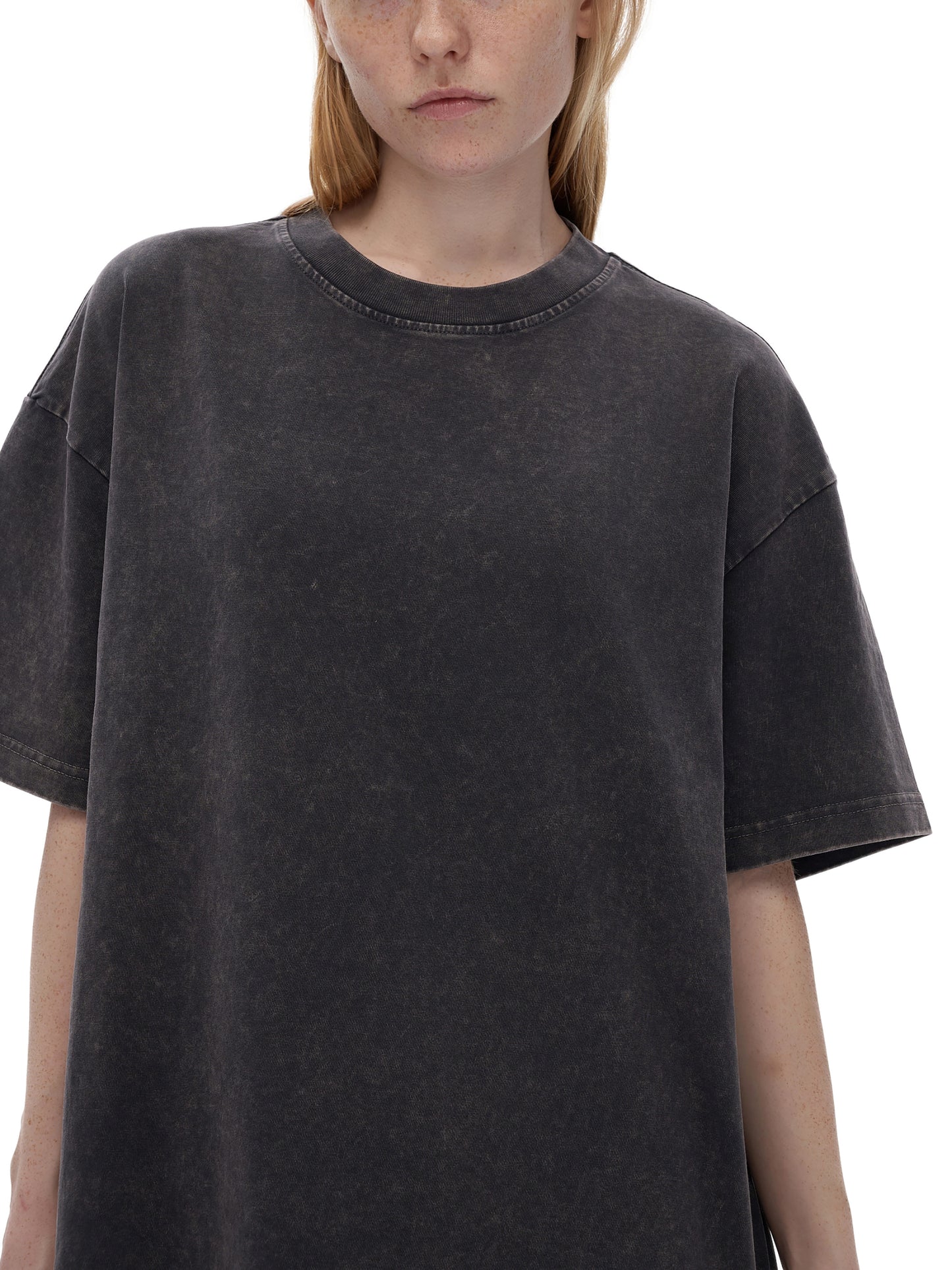 Model styling VÉRON Rue de Breteuil unisex designer streetwear shirt 4
