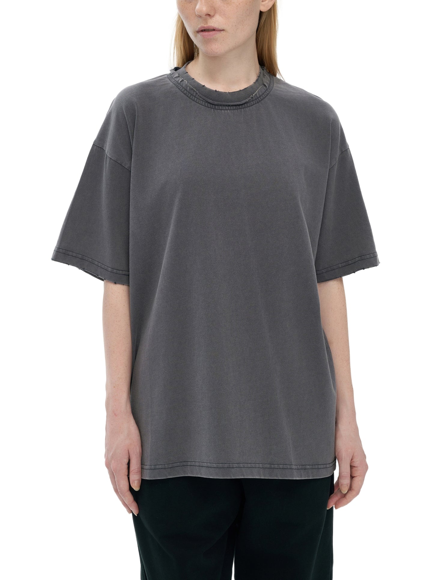 Model wearing VÉRON Avenue des Peupliers modern fit T-shirt 4