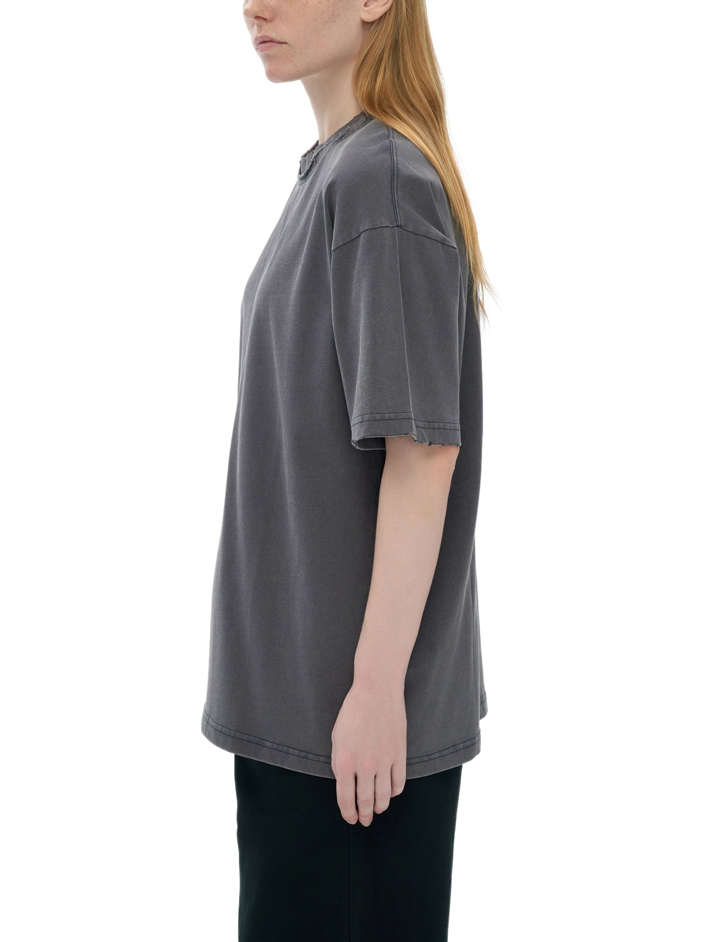 Model wearing VÉRON Avenue des Peupliers modern fit T-shirt 5