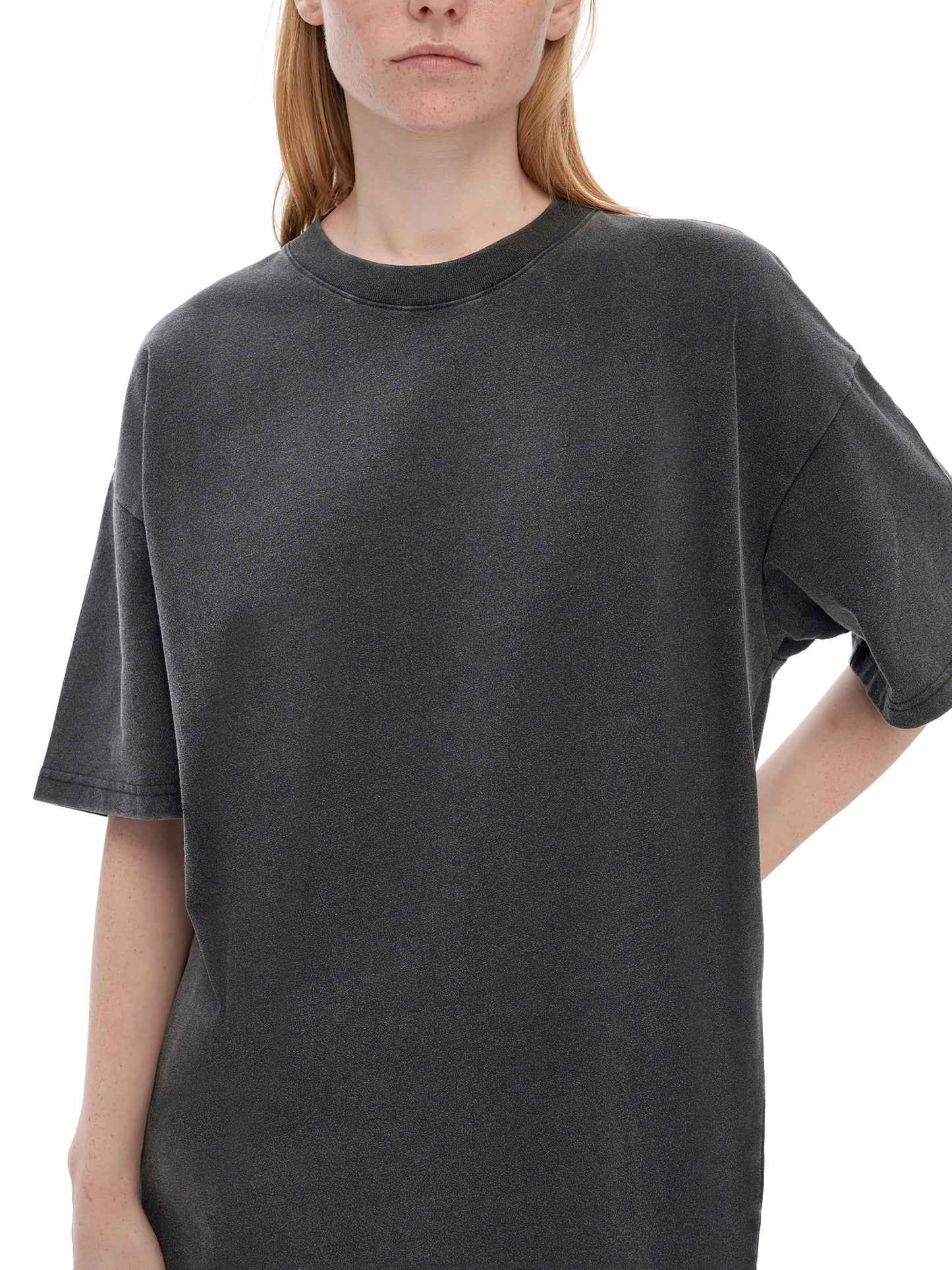 VÉRON premium washed T-shirt on model 3