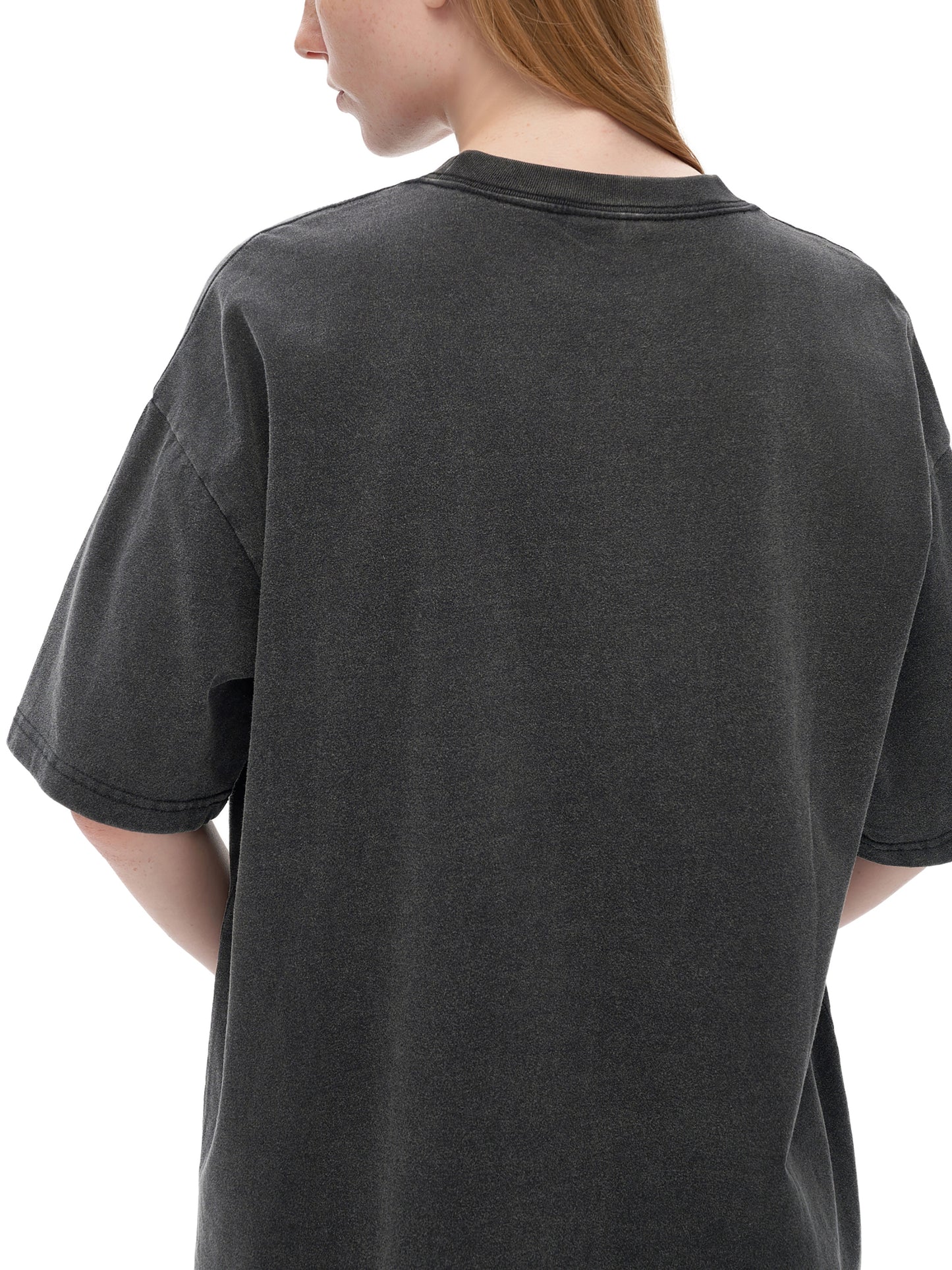 VÉRON premium washed T-shirt on model 4