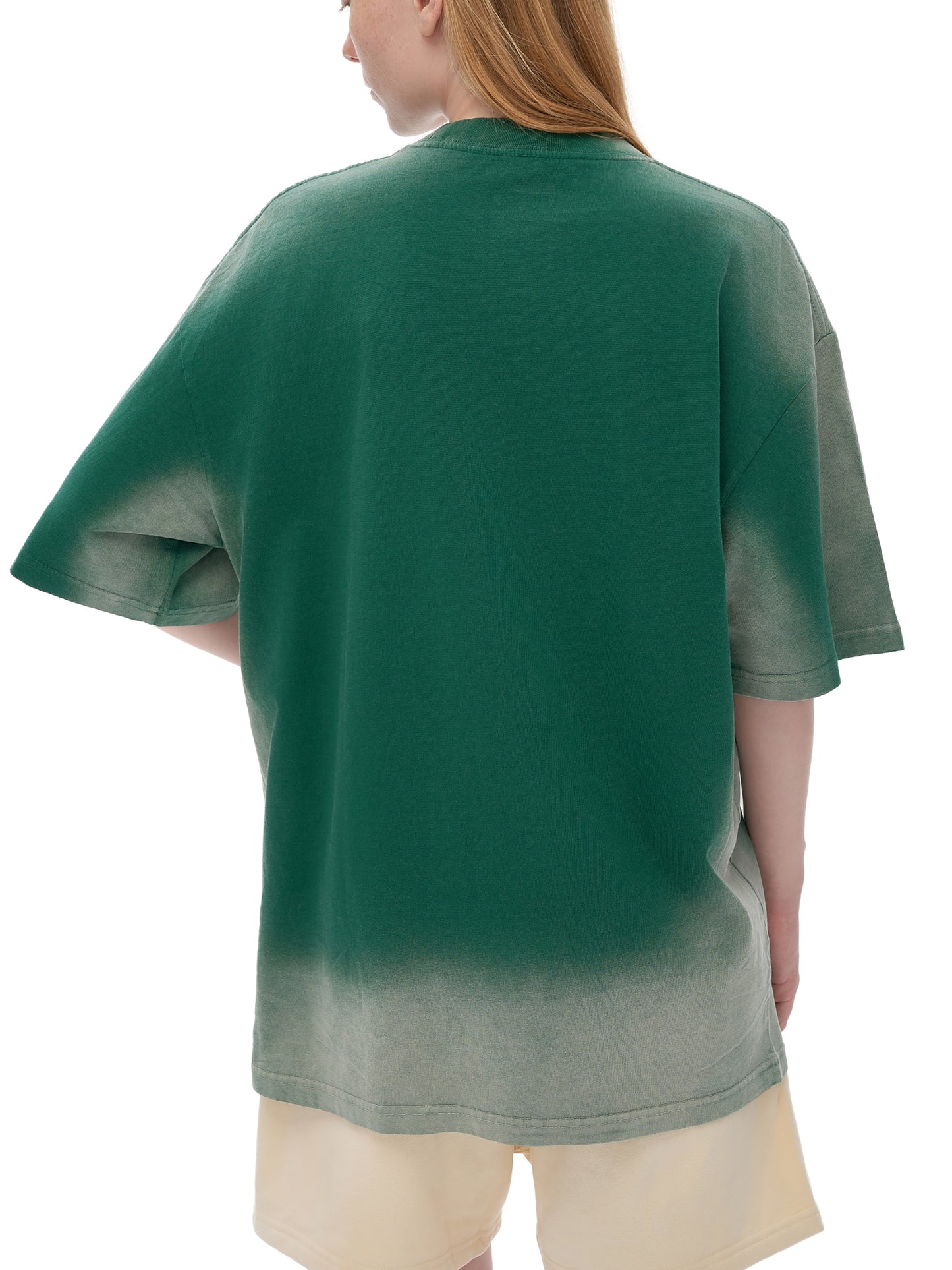 Model styling VÉRON Avenue Foch T-shirt in urban streetwear look 2