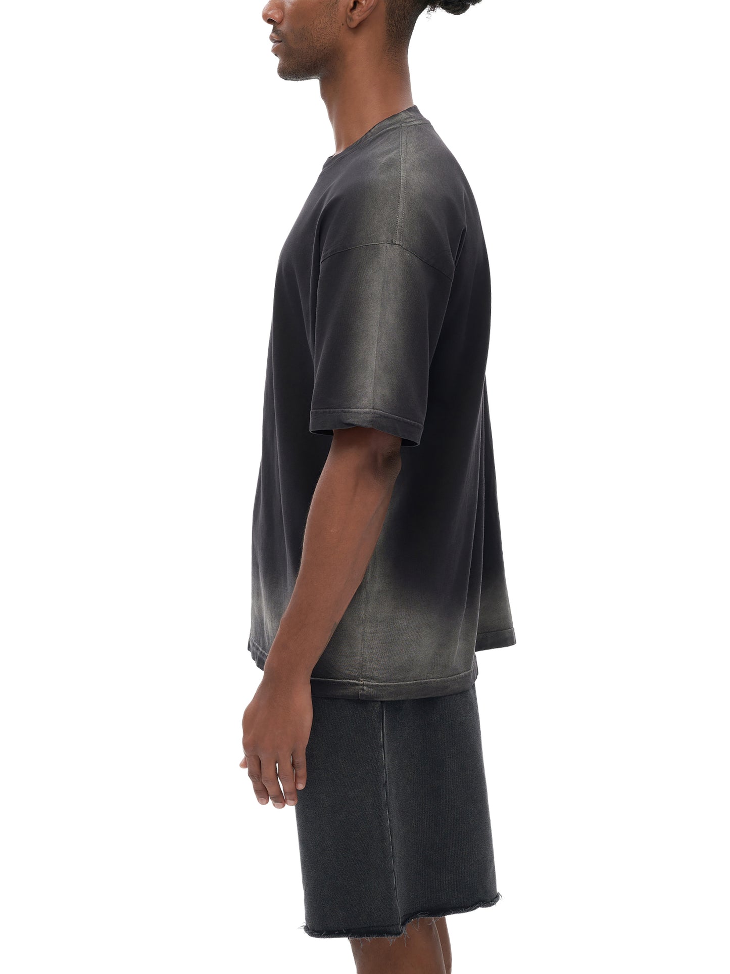 Model styling VÉRON Avenue Foch T-shirt in urban streetwear look 5