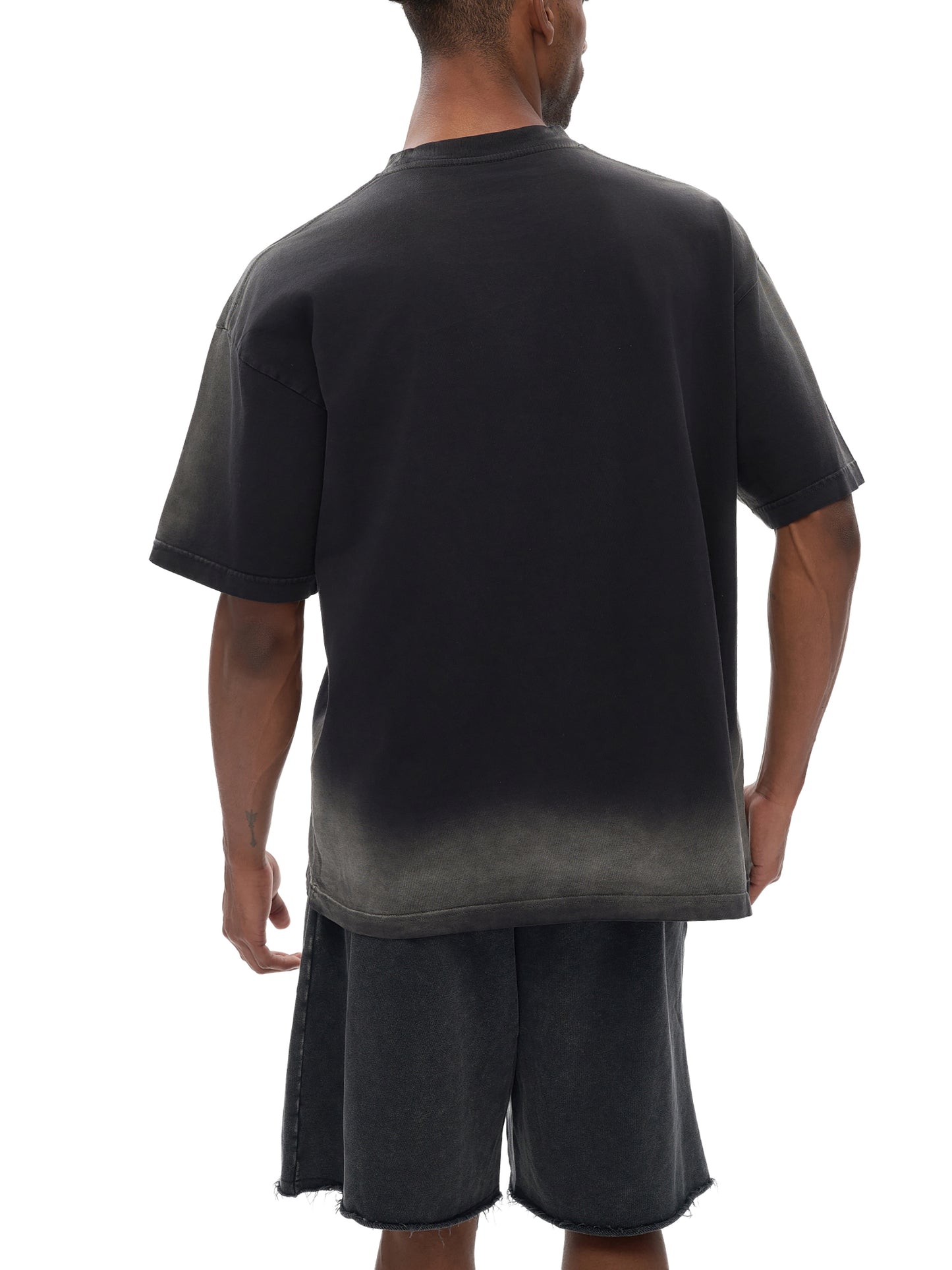 Model styling VÉRON Avenue Foch T-shirt in urban streetwear look 4