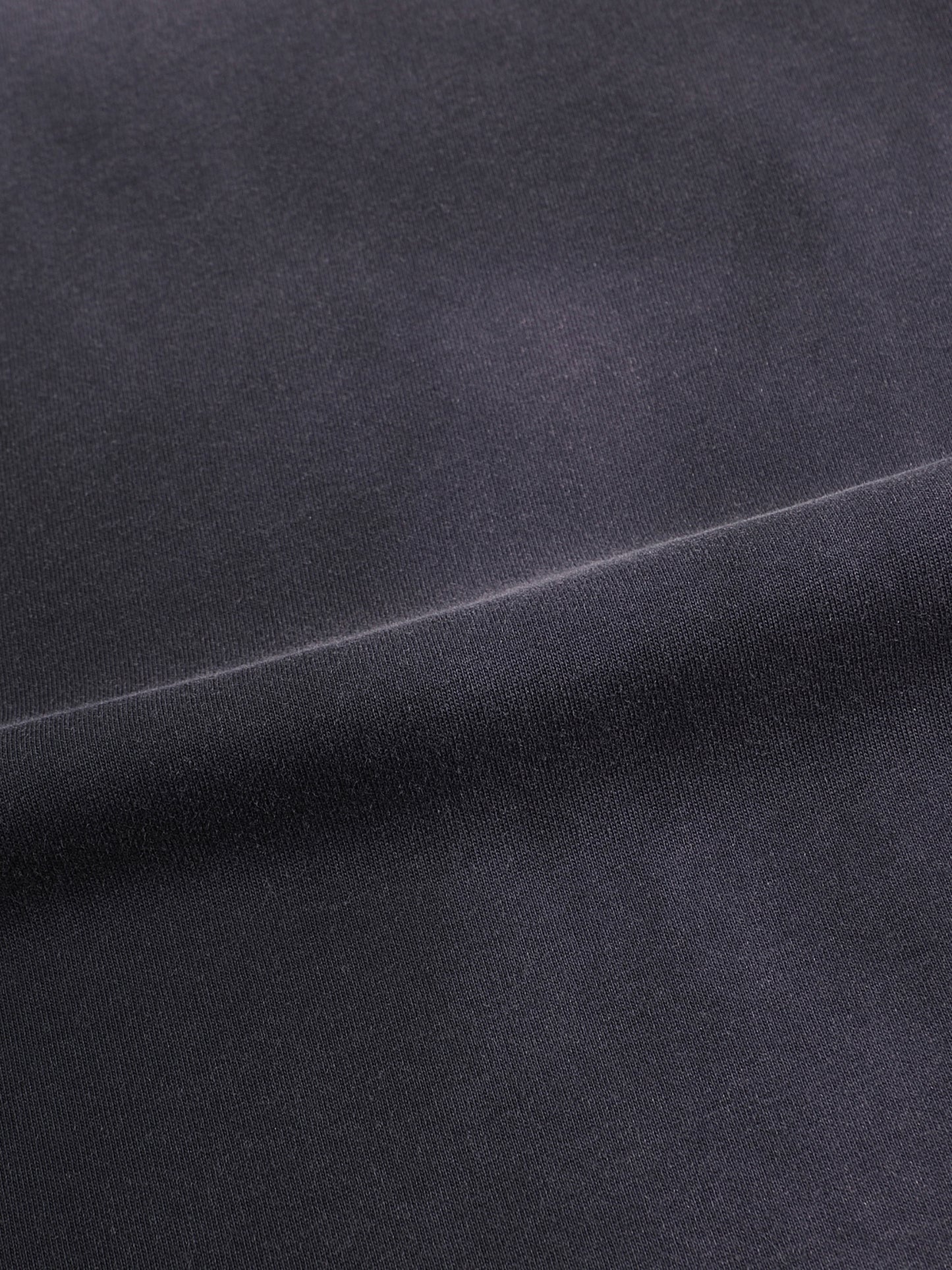 Close-up of soft cotton fabric on VÉRON Jacinthe streetwear tee 4