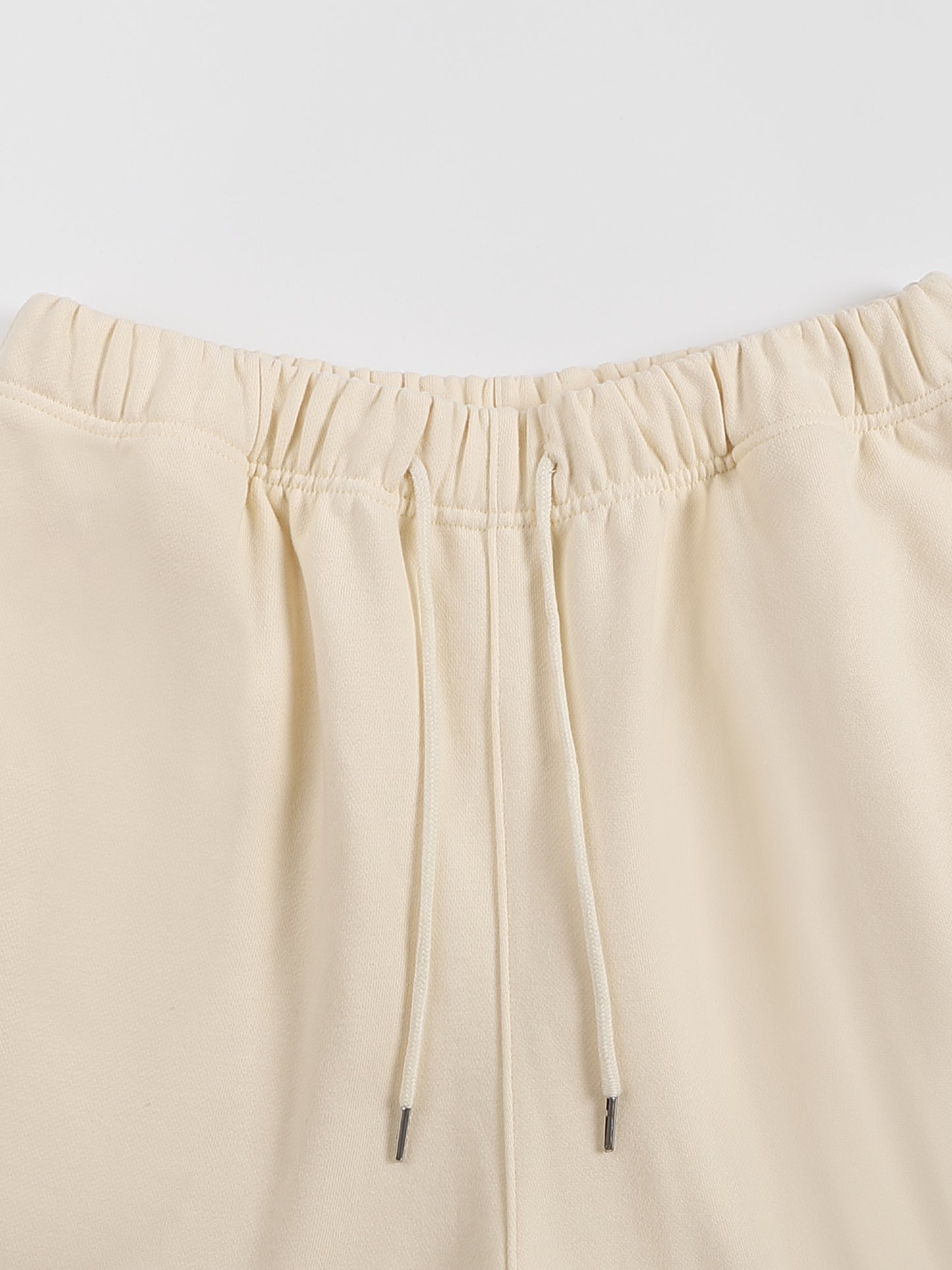 Model styling VÉRON Crème de Luxe sweatpants 4