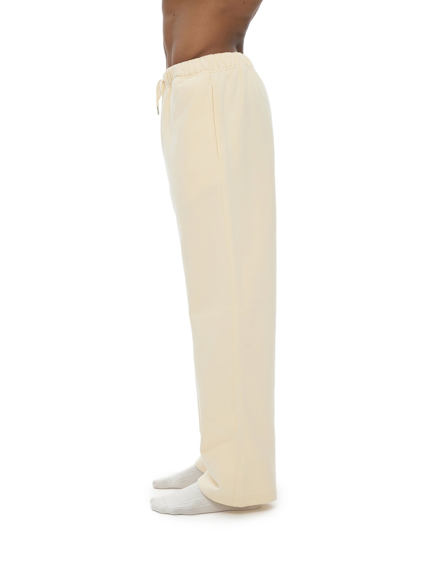 Model styling VÉRON Crème de Luxe sweatpants 3