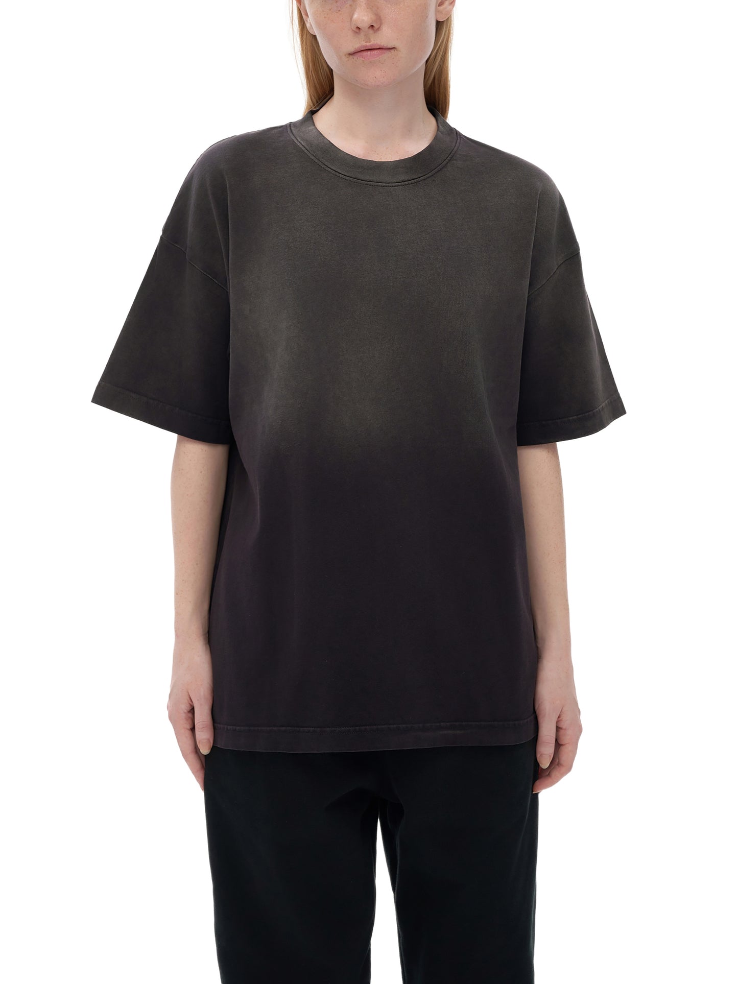 Model styling VÉRON Avenue de Wagram gradient streetwear tee 5
