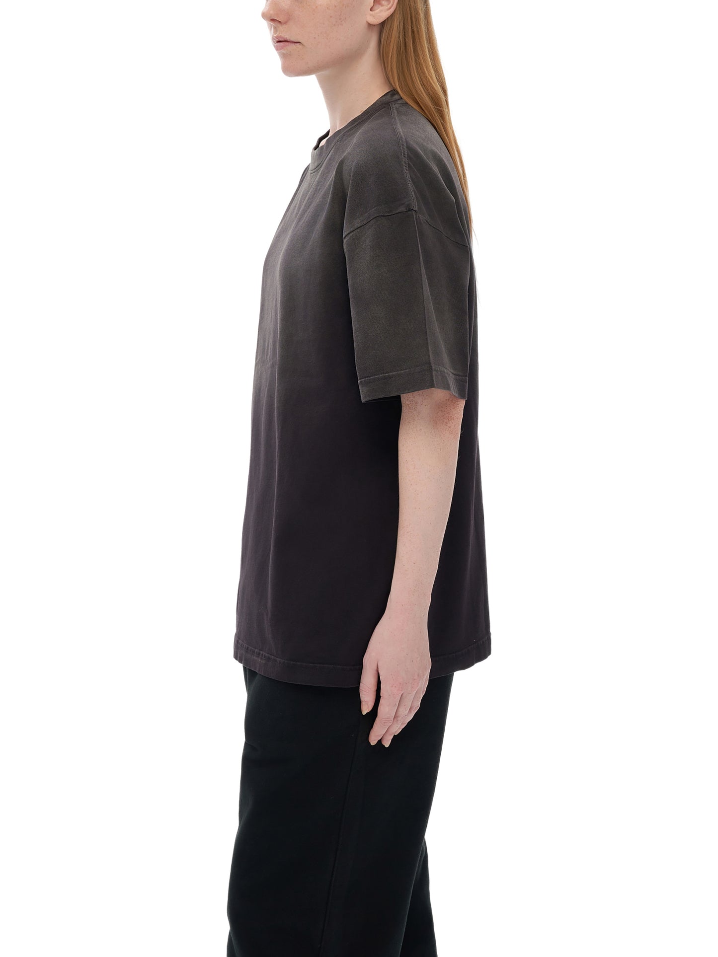 Model styling VÉRON Avenue de Wagram gradient streetwear tee 6