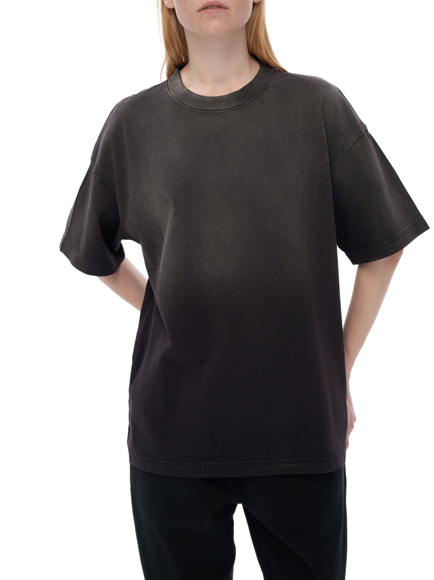 Model styling VÉRON Avenue de Wagram gradient streetwear tee 8