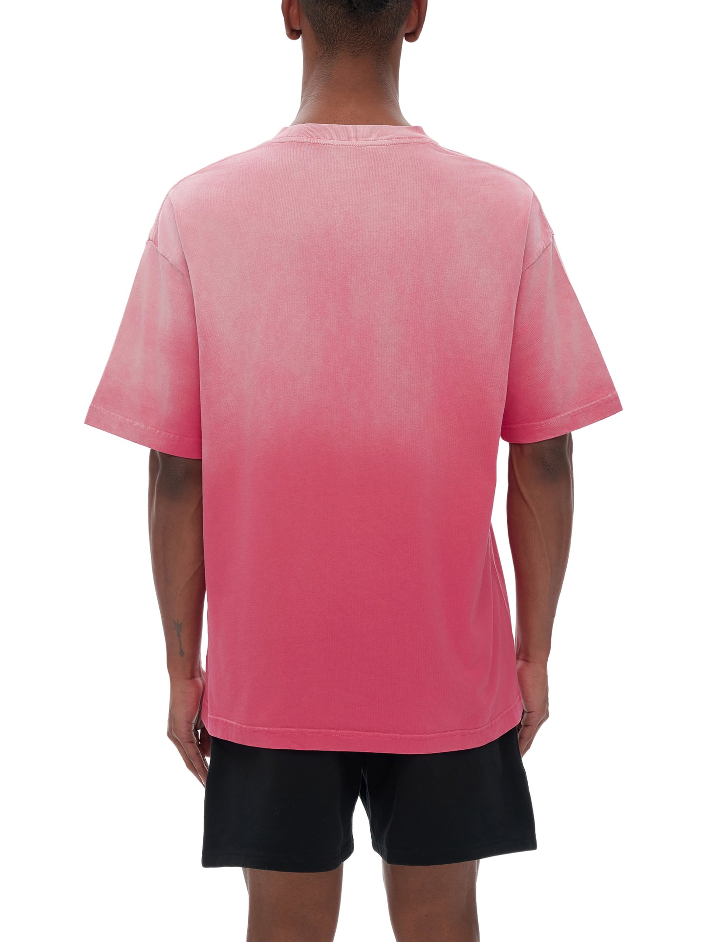 Model styling VÉRON Avenue de Wagram gradient streetwear tee 4