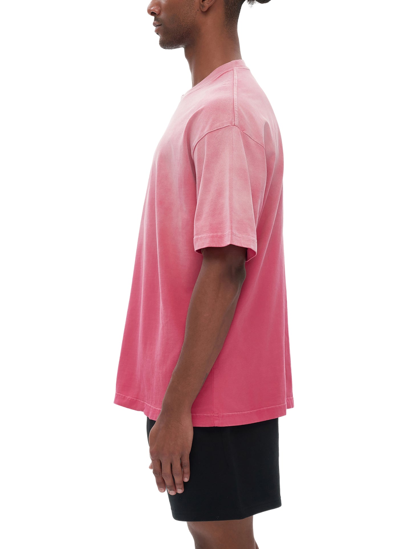Model styling VÉRON Avenue de Wagram gradient streetwear tee 3