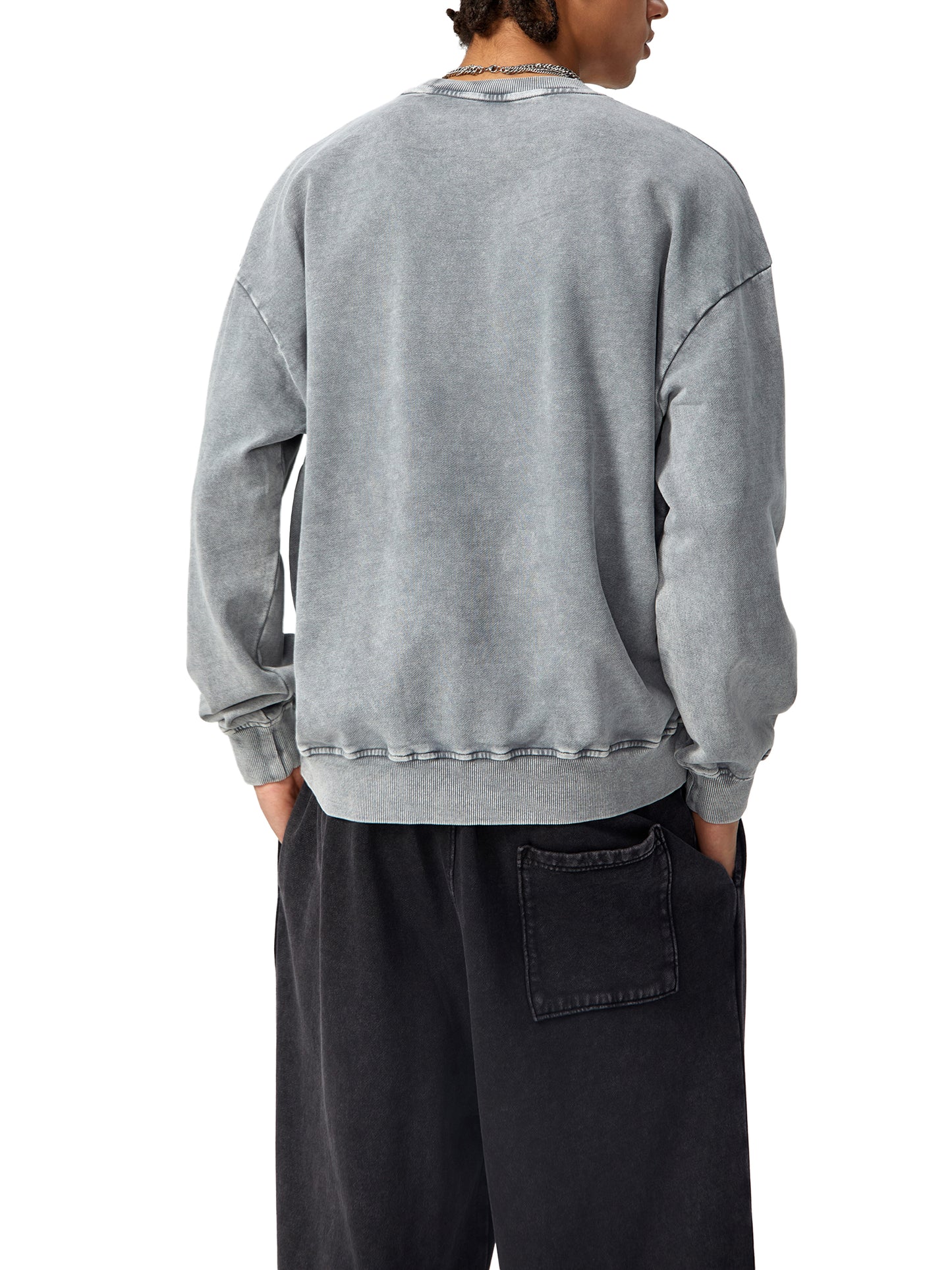 Streetwear model styling VÉRON Héritage Platine sweatshirt 2
