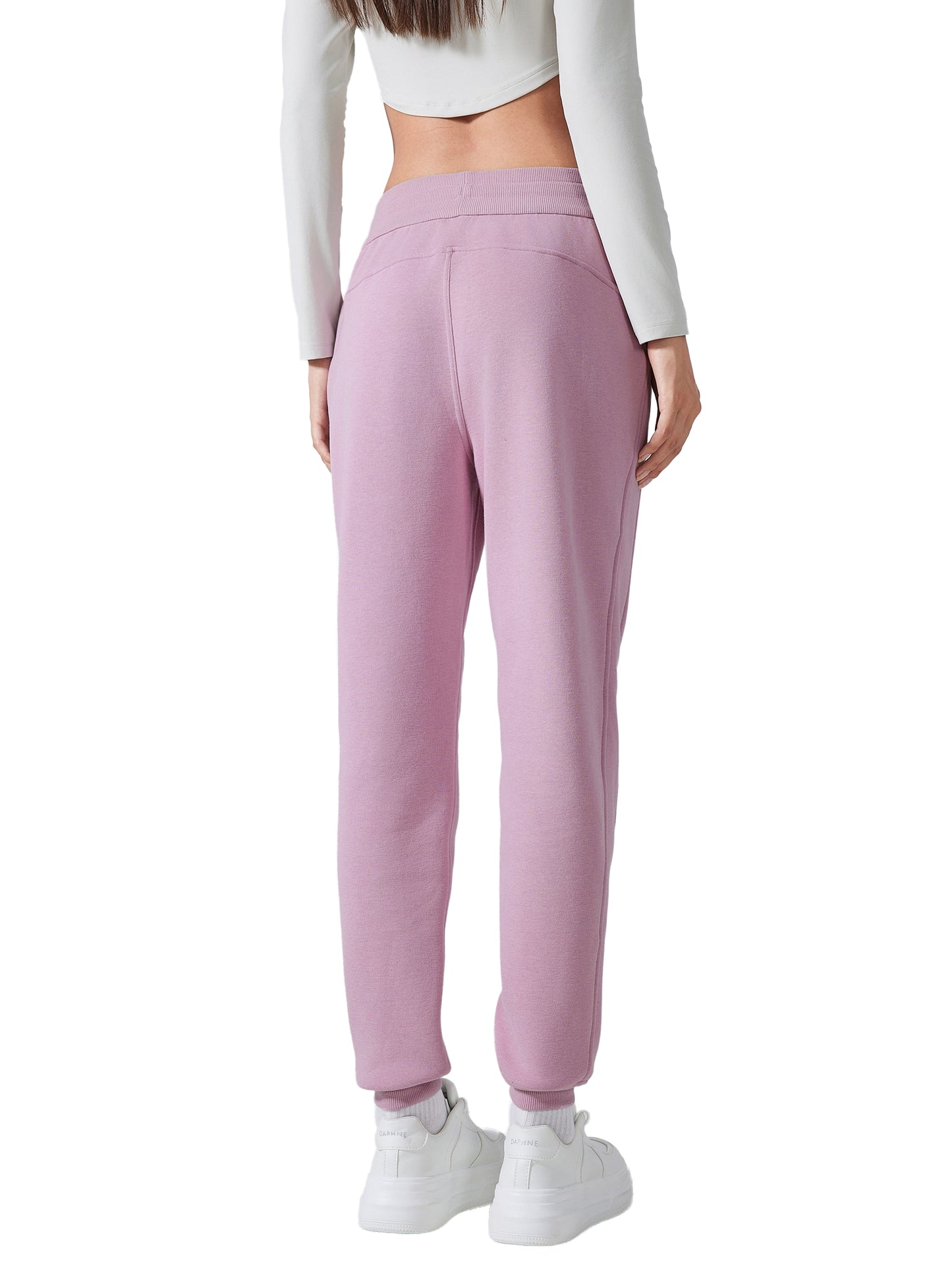 Model wearing VÉRON fitted joggers with sneakers.