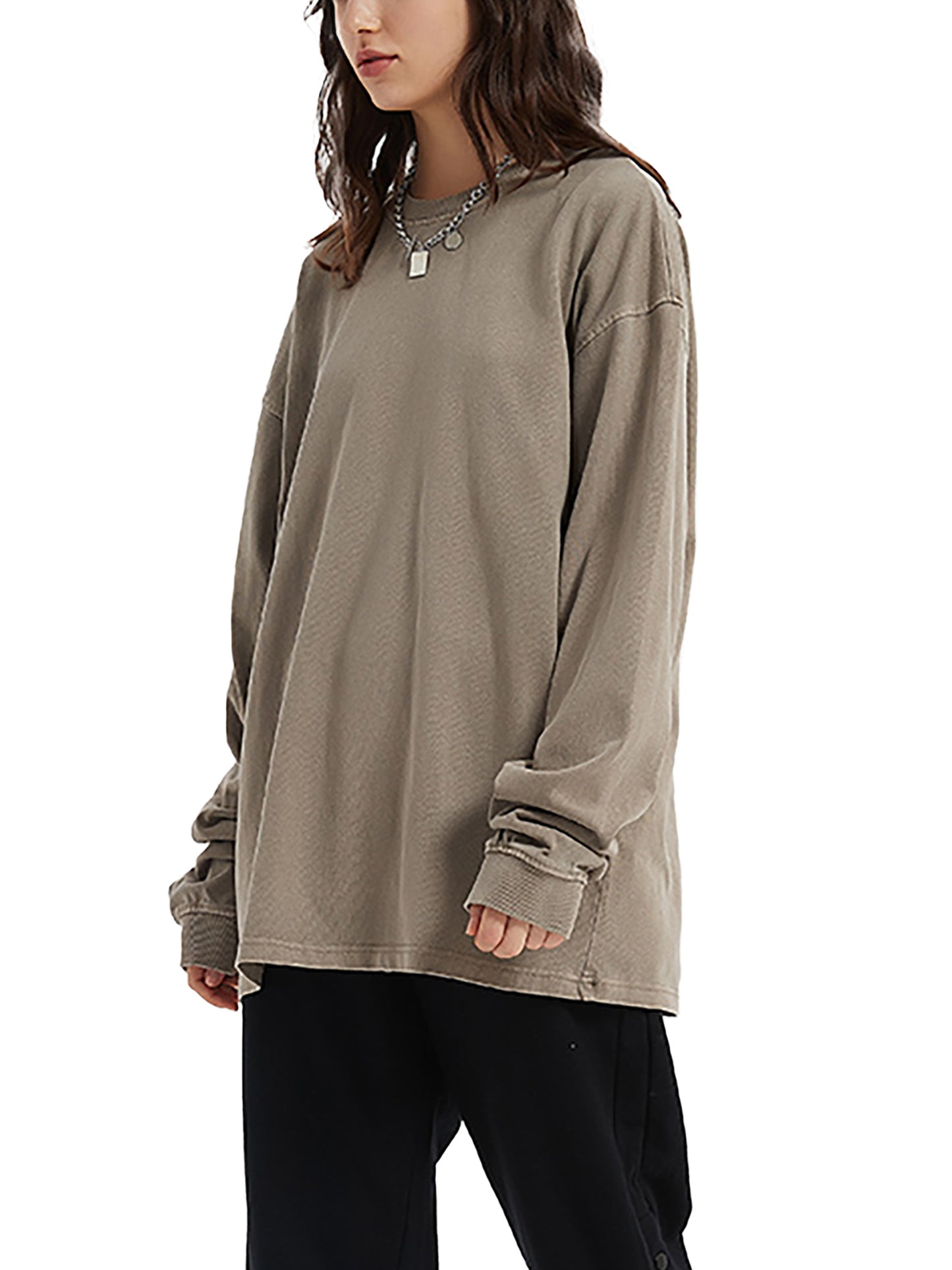 Model styling VÉRON Avenue Kléber premium long sleeve Paris streetwear 8