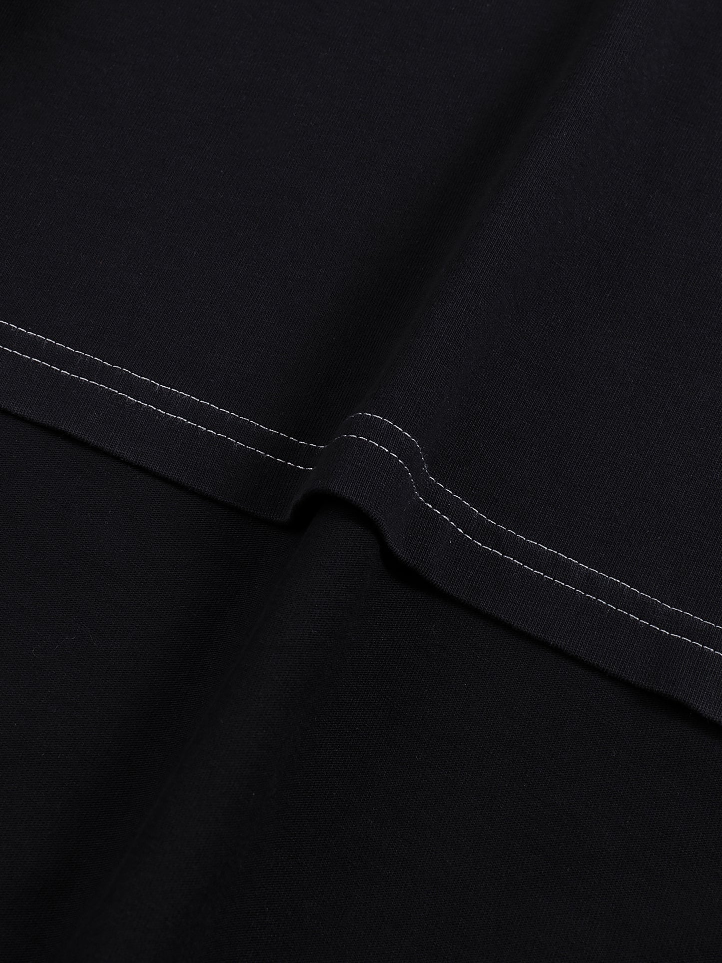Close-up of VÉRON cousu (stitched) Arc de Triomphe graphic on t-shirt 4.