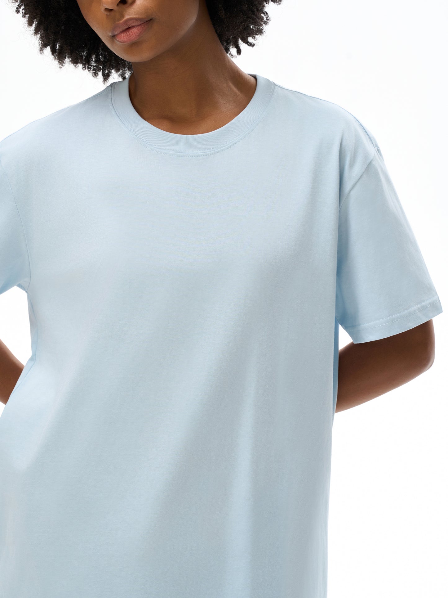 Model wearing VÉRON Paris-inspired streetwear T-shirt 2