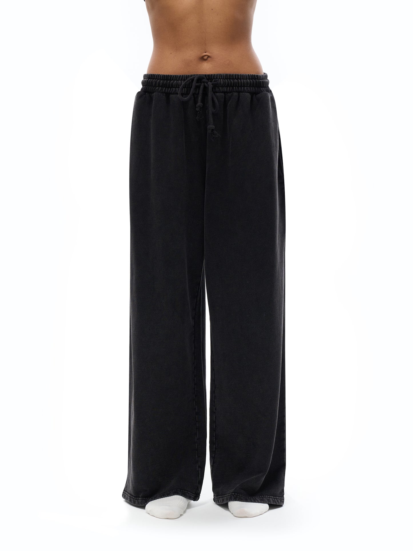 Model styling VÉRON Le Mirage washed pants 5