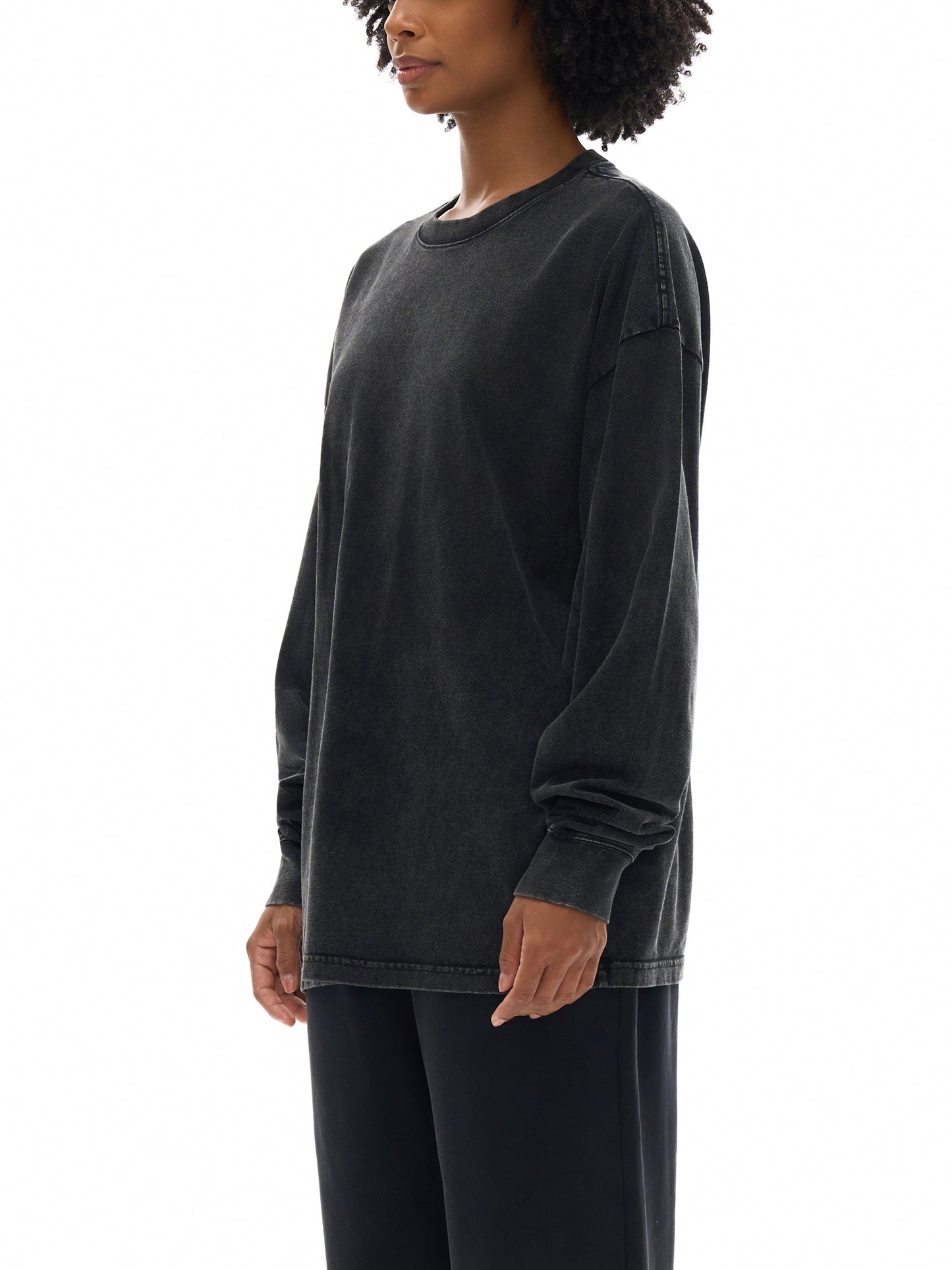 Model wearing VÉRON oversized streetwear shirt in Parisian style 8