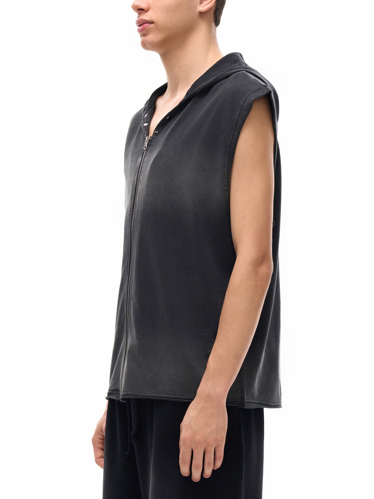 Model styling VÉRON Boulevard de Minuit vintage streetwear tank 3