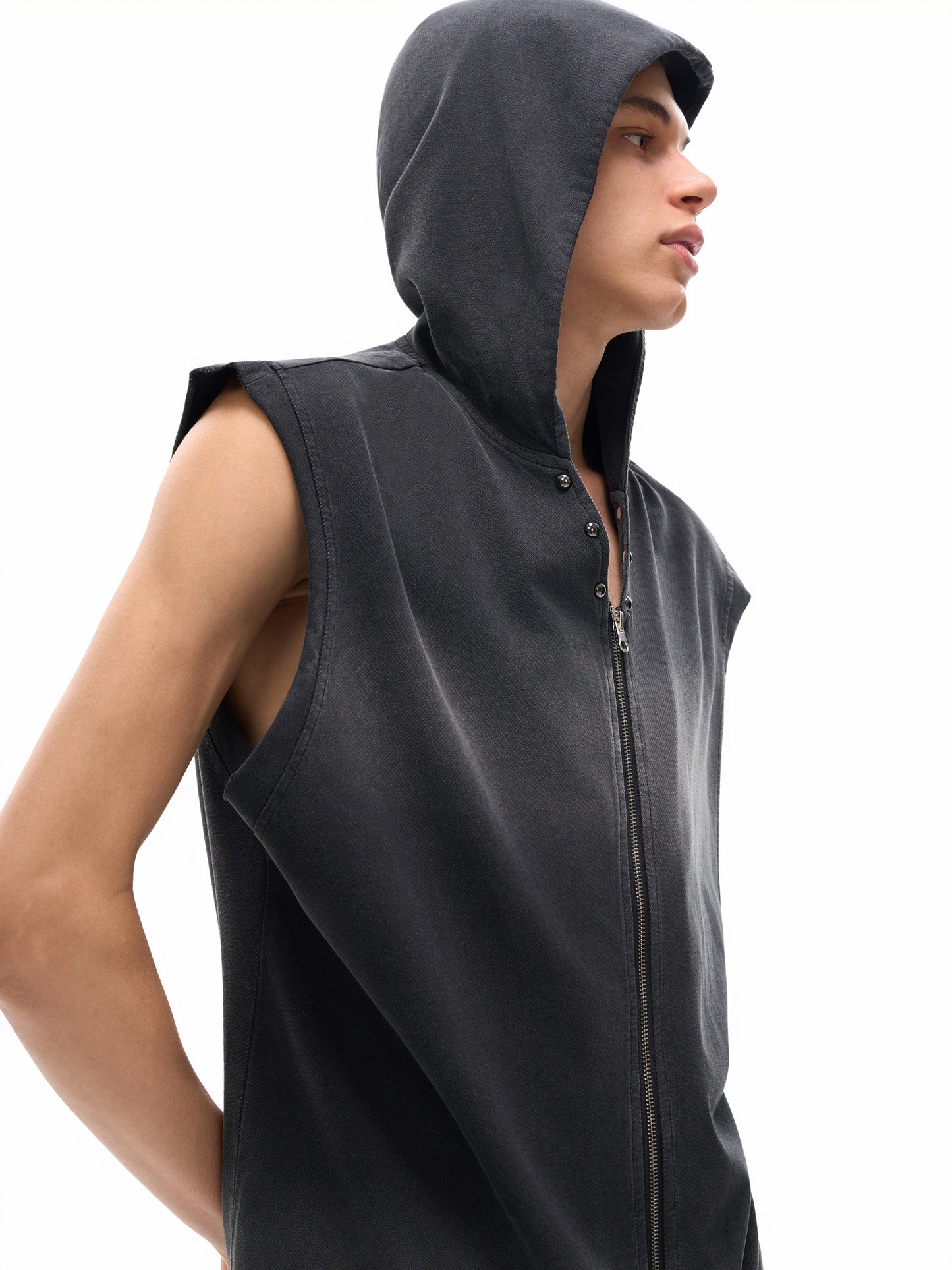 Model styling VÉRON Boulevard de Minuit vintage streetwear tank 5