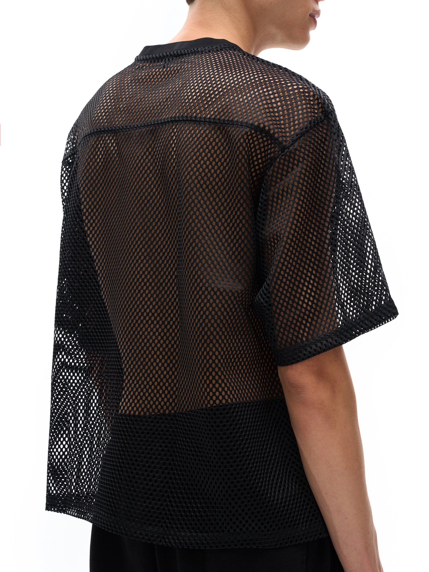Model styling VÉRON Avenue des Tilleuls unisex designer T-shirt 4