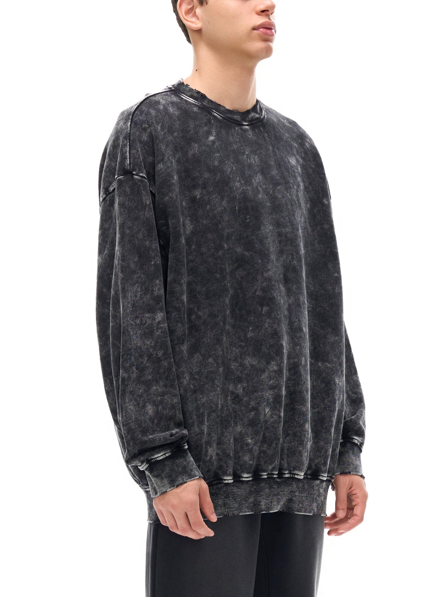 VÉRON Cristal Noir Washed Sweatshirt front view in vintage black 2