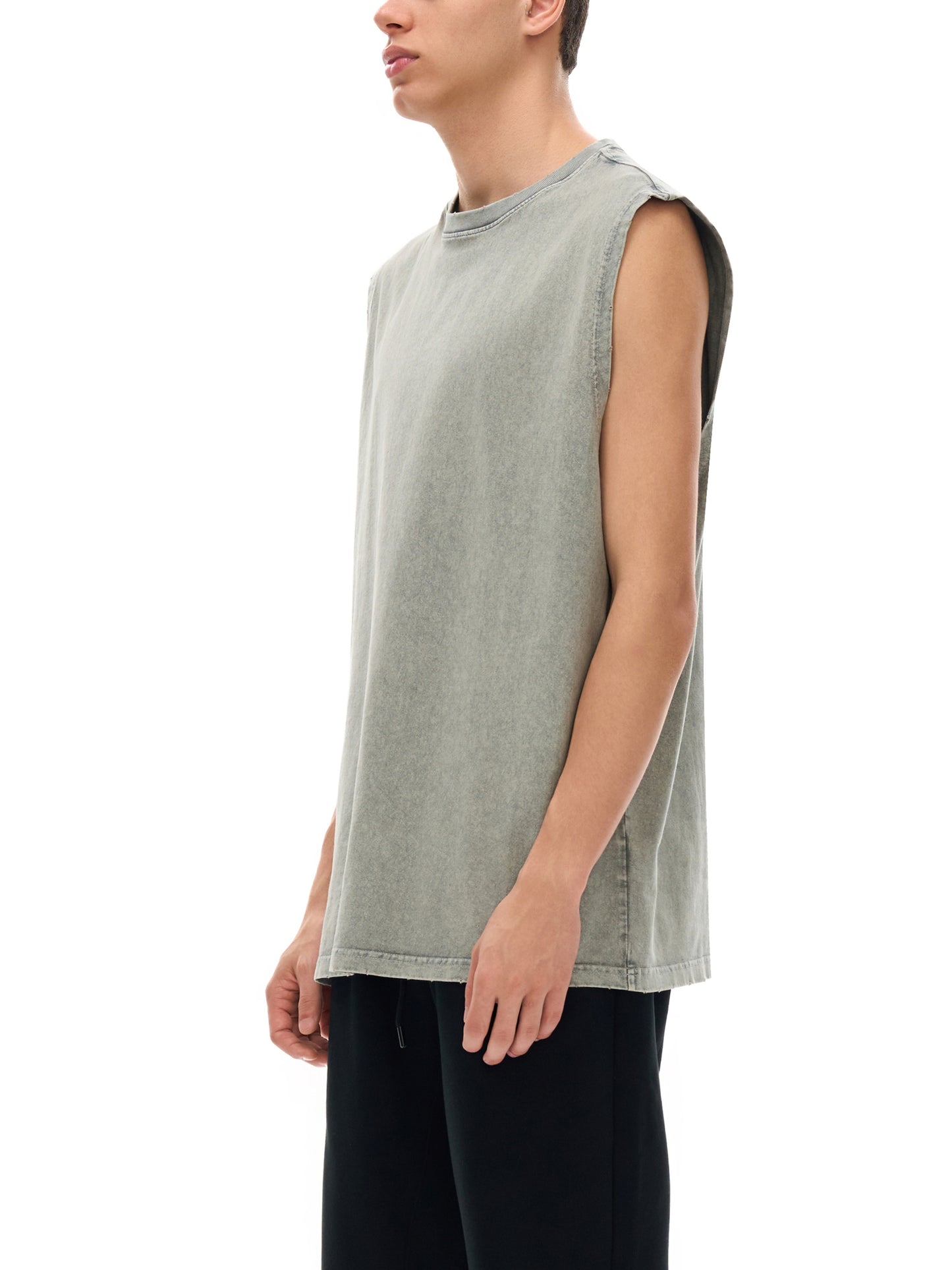 Model wearing VÉRON Avenue de la Lumière vintage washed tank top 3