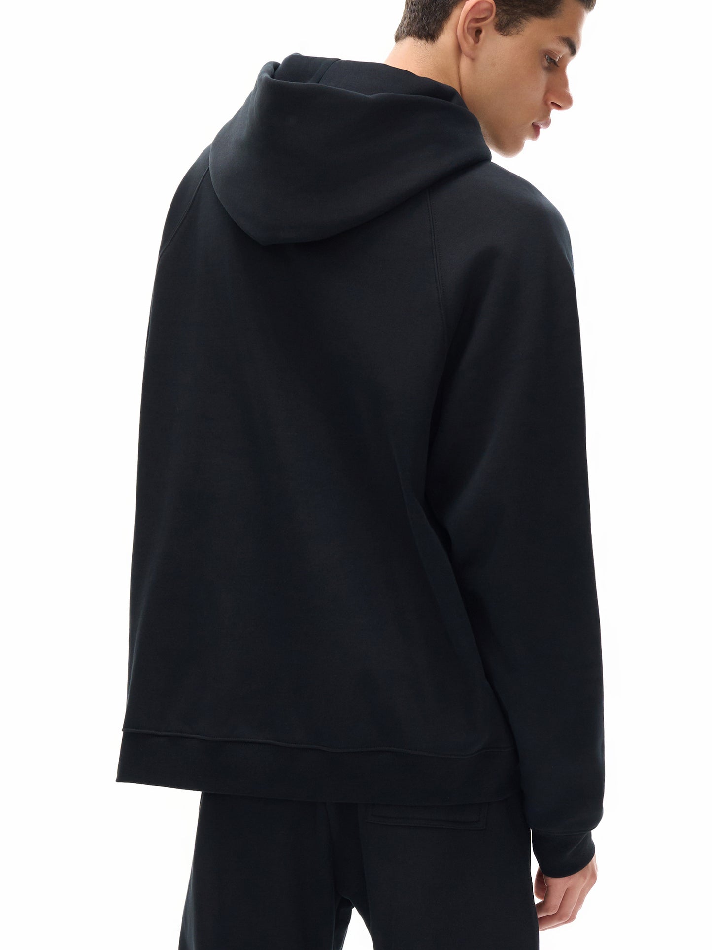 Model styling VÉRON Élégance Opale hoodie in modern streetwear outfit 6