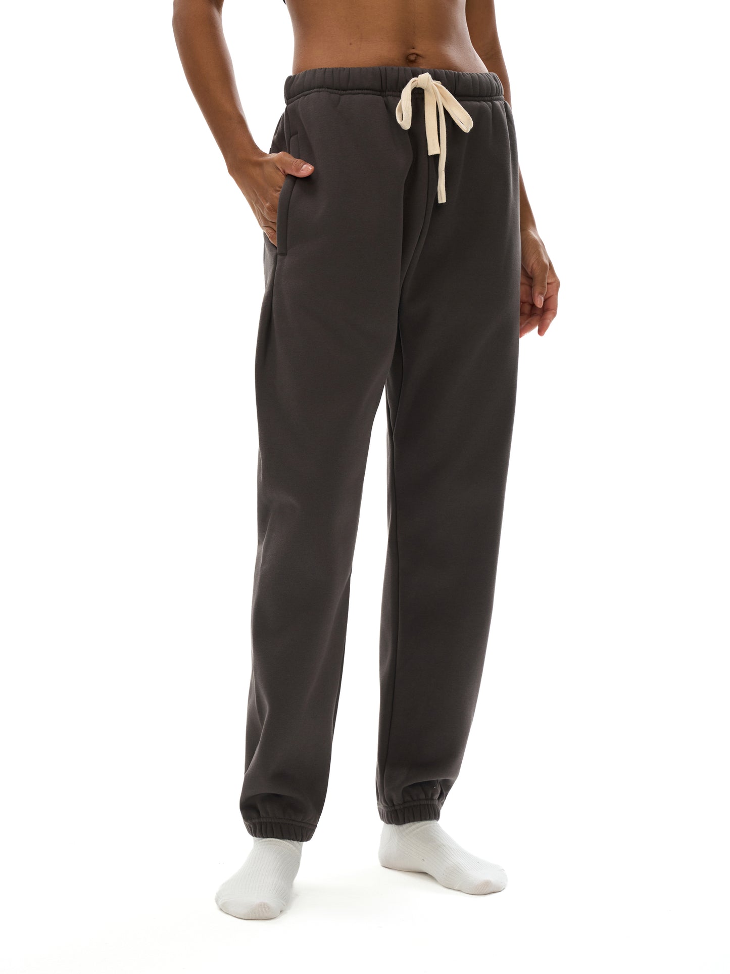 Model styling VÉRON designer sweatpants with modern streetwear fit 4