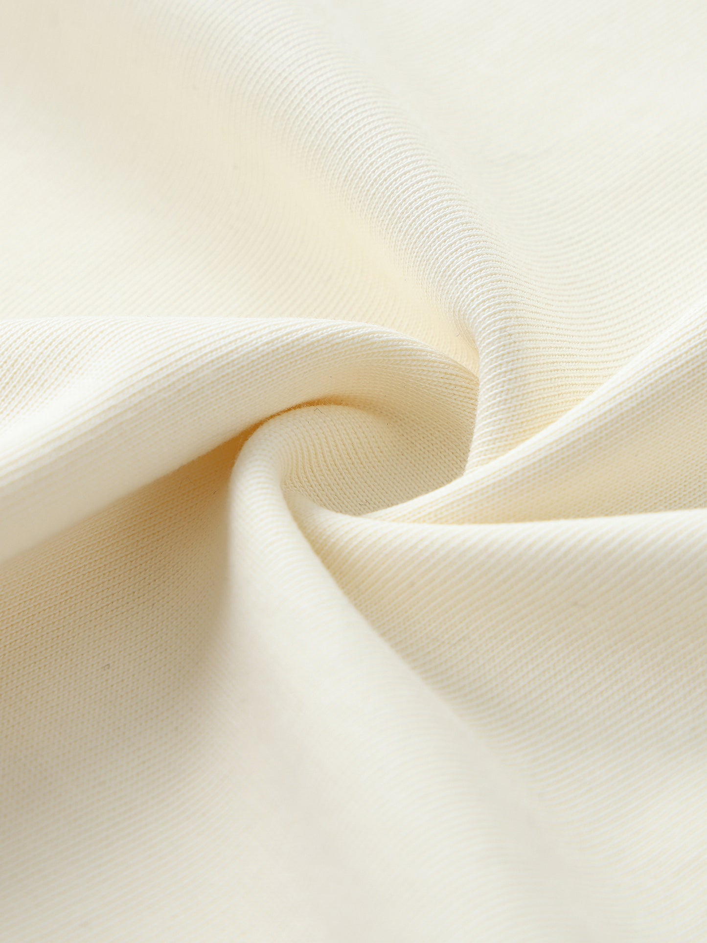 Close-up of VÉRON polo collar and premium fabric texture 3.