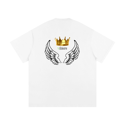 Model styling VÉRON Majesté Dorée streetwear T-shirt with urban outfit 
