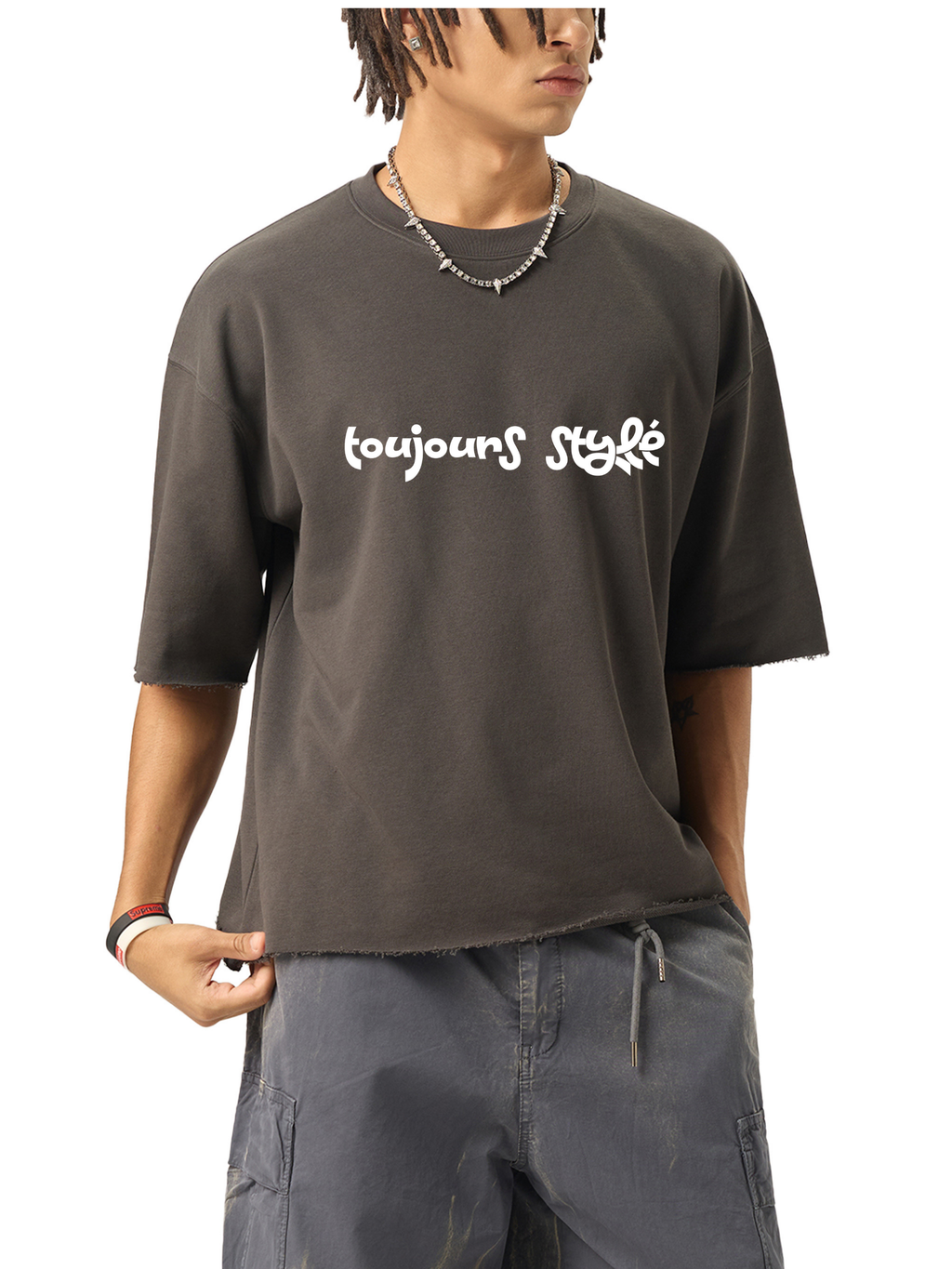 Men and women wearing VÉRON Toujours Stylé tee 2