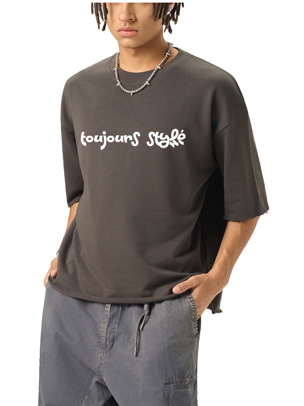 Men and women wearing VÉRON Toujours Stylé tee 3