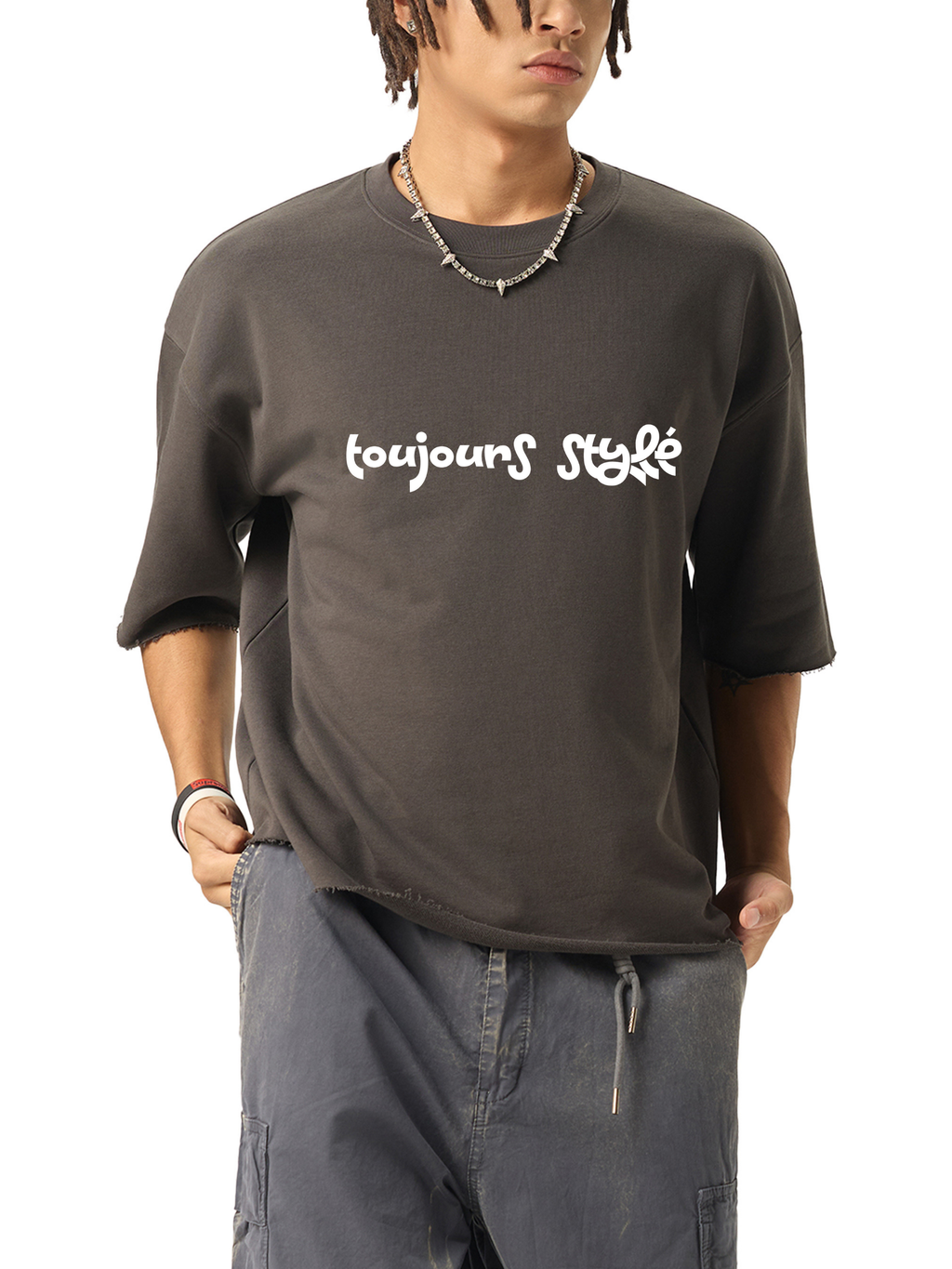 Men and women wearing VÉRON Toujours Stylé tee 1