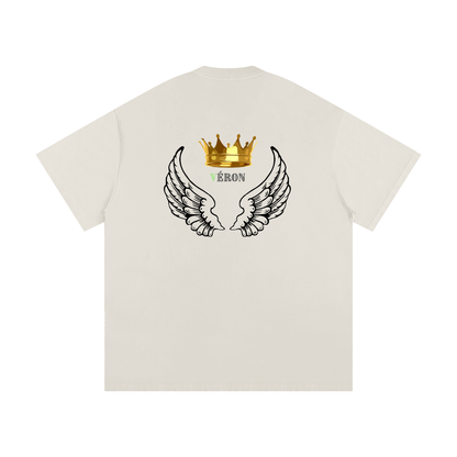 Model styling VÉRON Majesté Dorée streetwear T-shirt with urban outfit 5