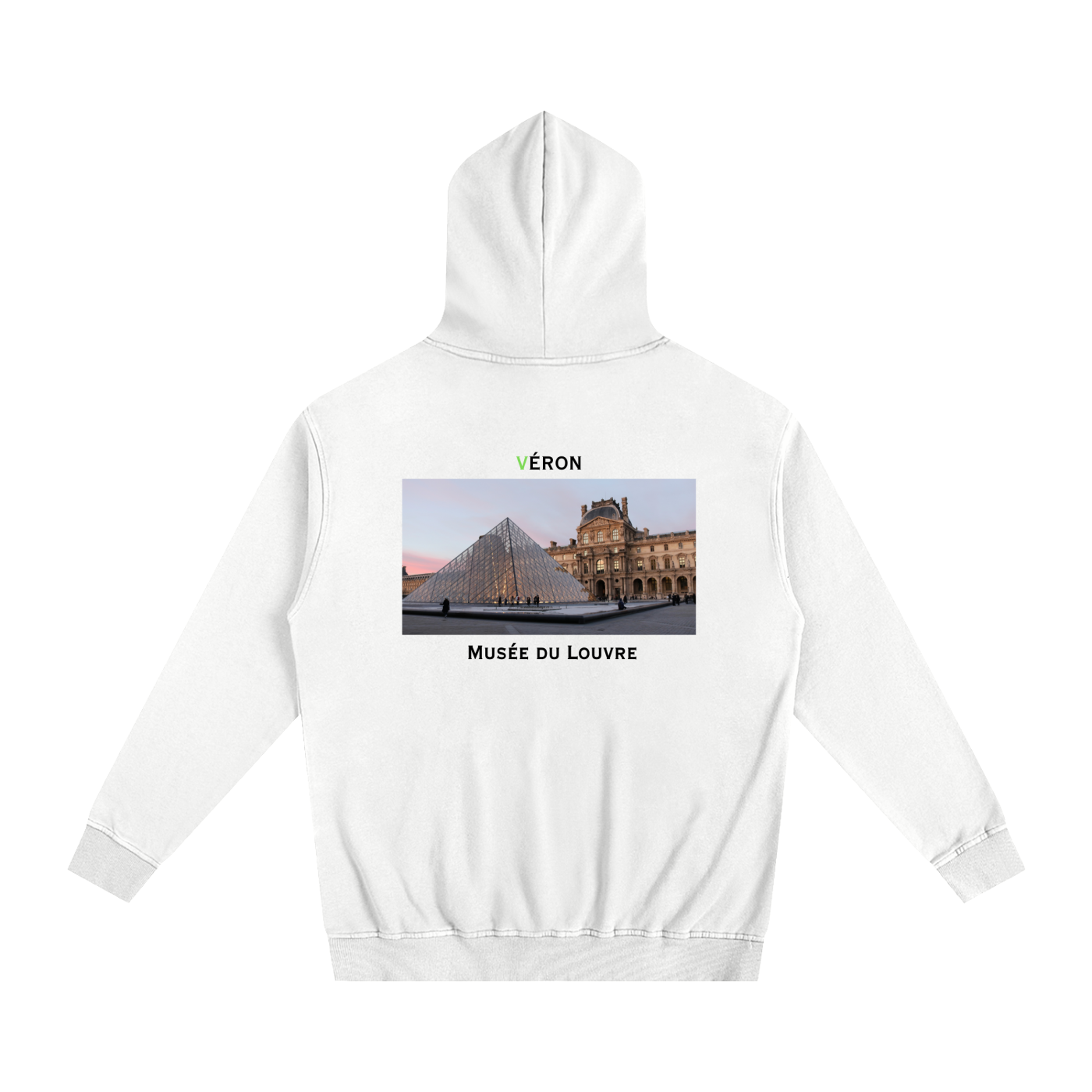 Model styling VÉRON oversized hoodie in streetwear outfit 2