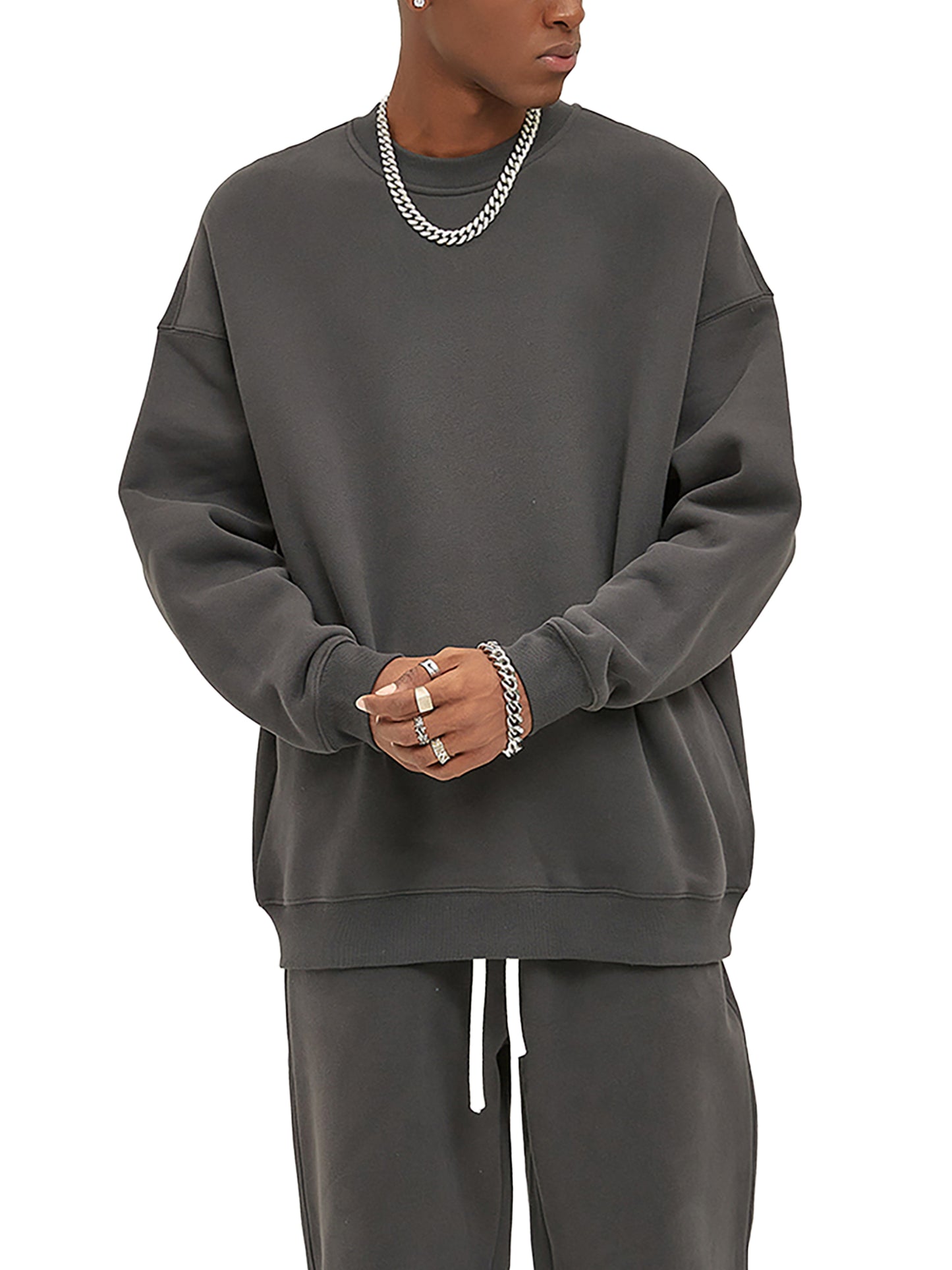 Model wearing VÉRON Raffinement oversized streetwear sweater 6