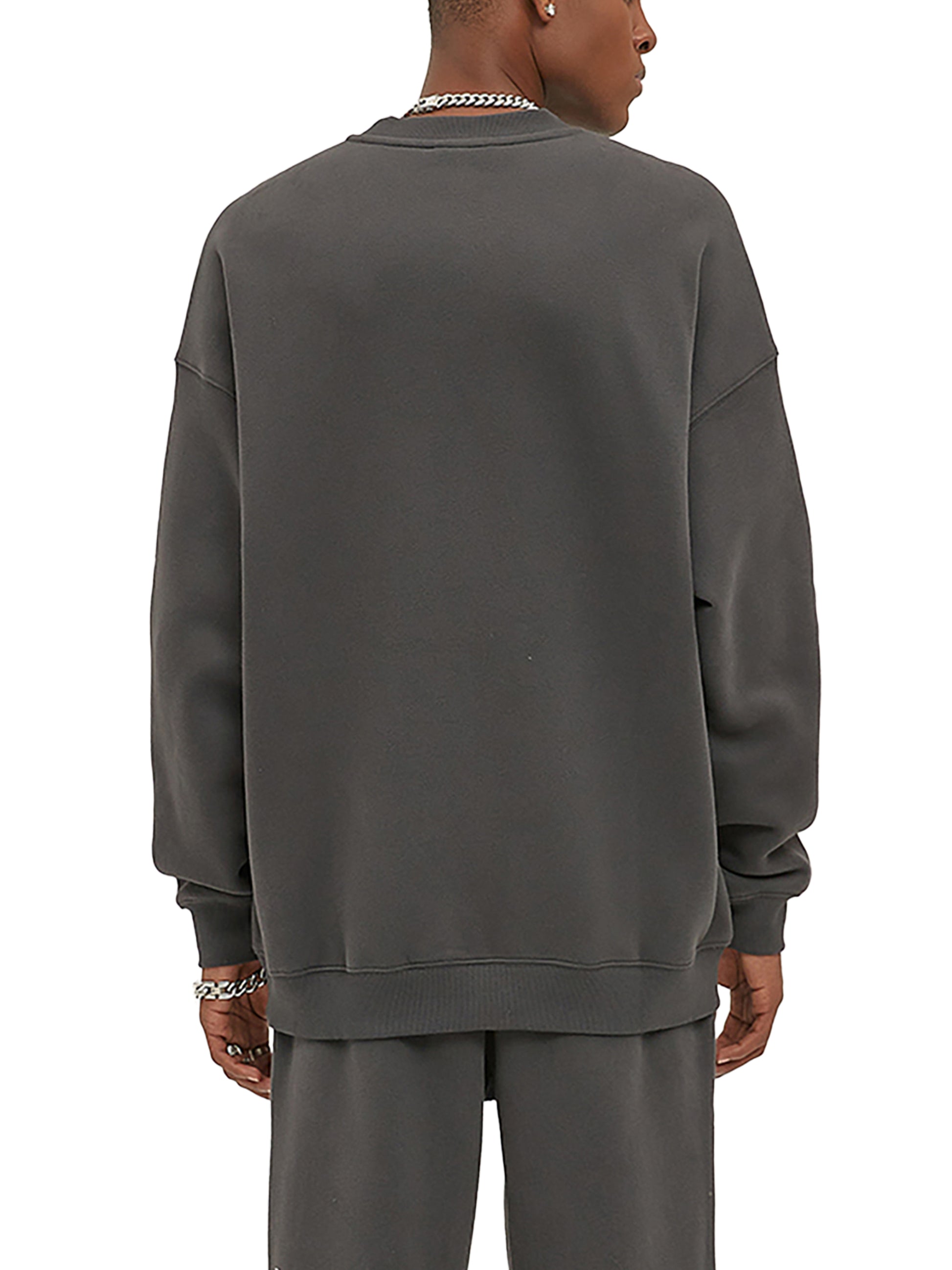 Model wearing VÉRON Raffinement oversized streetwear sweater 5