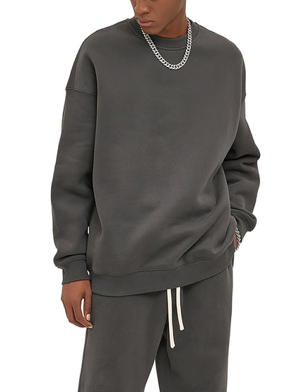 Model wearing VÉRON Raffinement oversized streetwear sweater 4