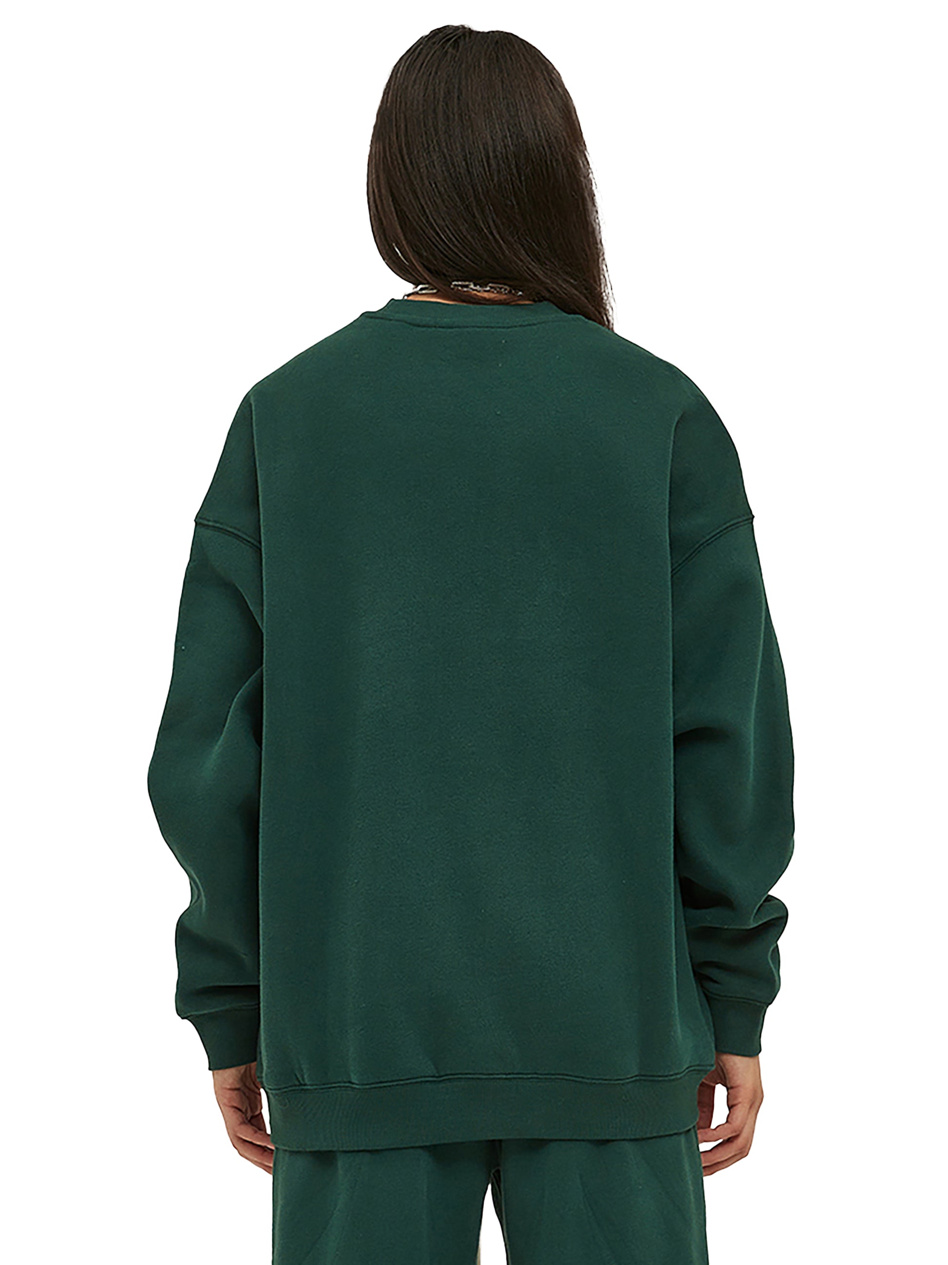 Model wearing VÉRON Raffinement oversized streetwear sweater 2