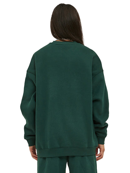 Model wearing VÉRON Raffinement oversized streetwear sweater 2
