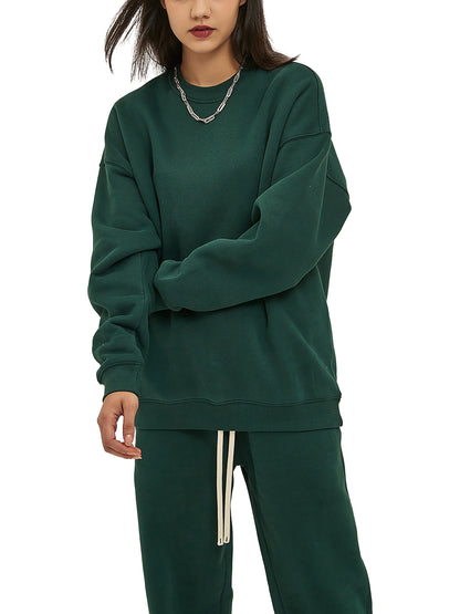 Model wearing VÉRON Raffinement oversized streetwear sweater 3