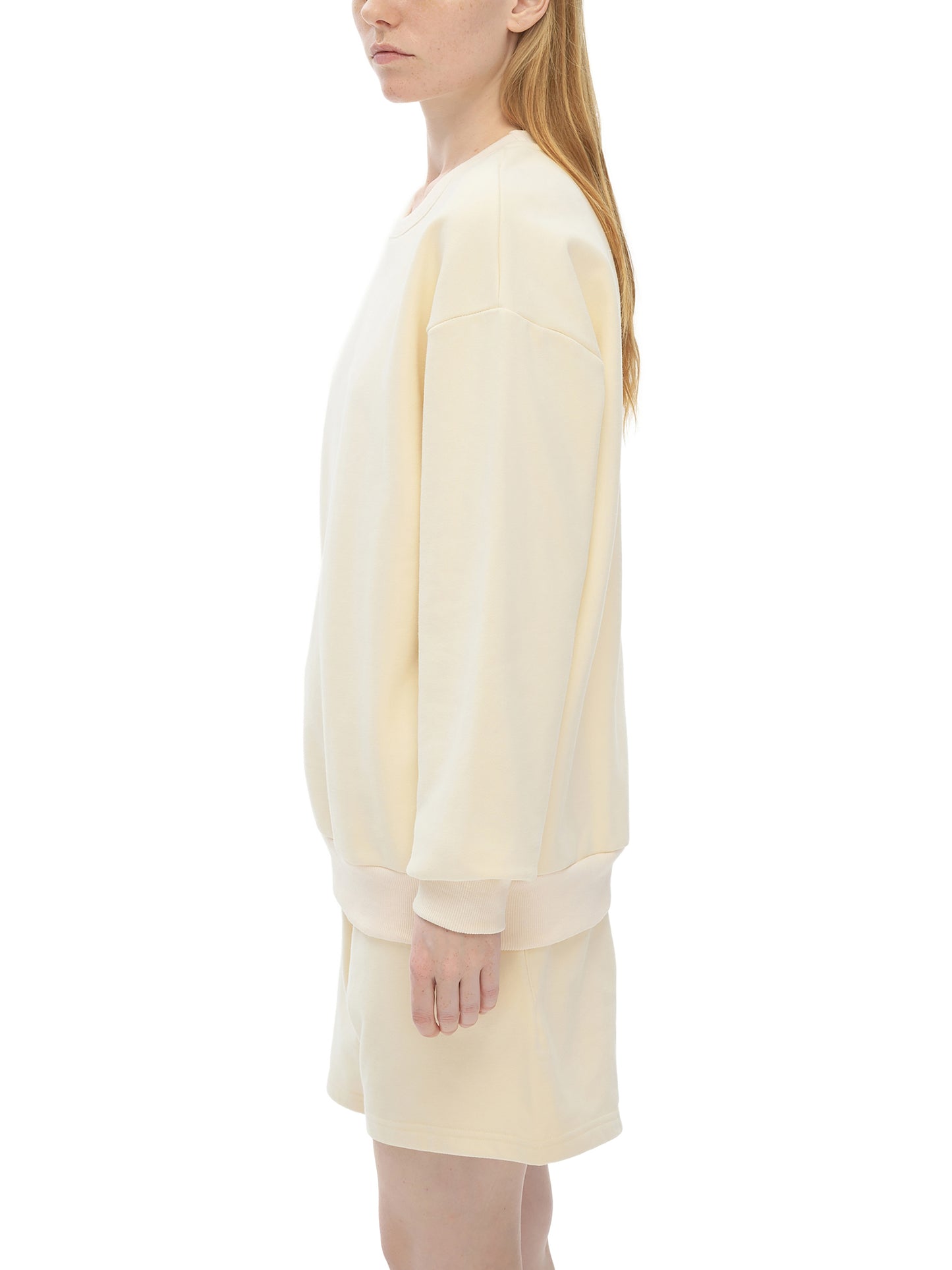 Model styling VÉRON oversized sweater in urban streetwear look 2