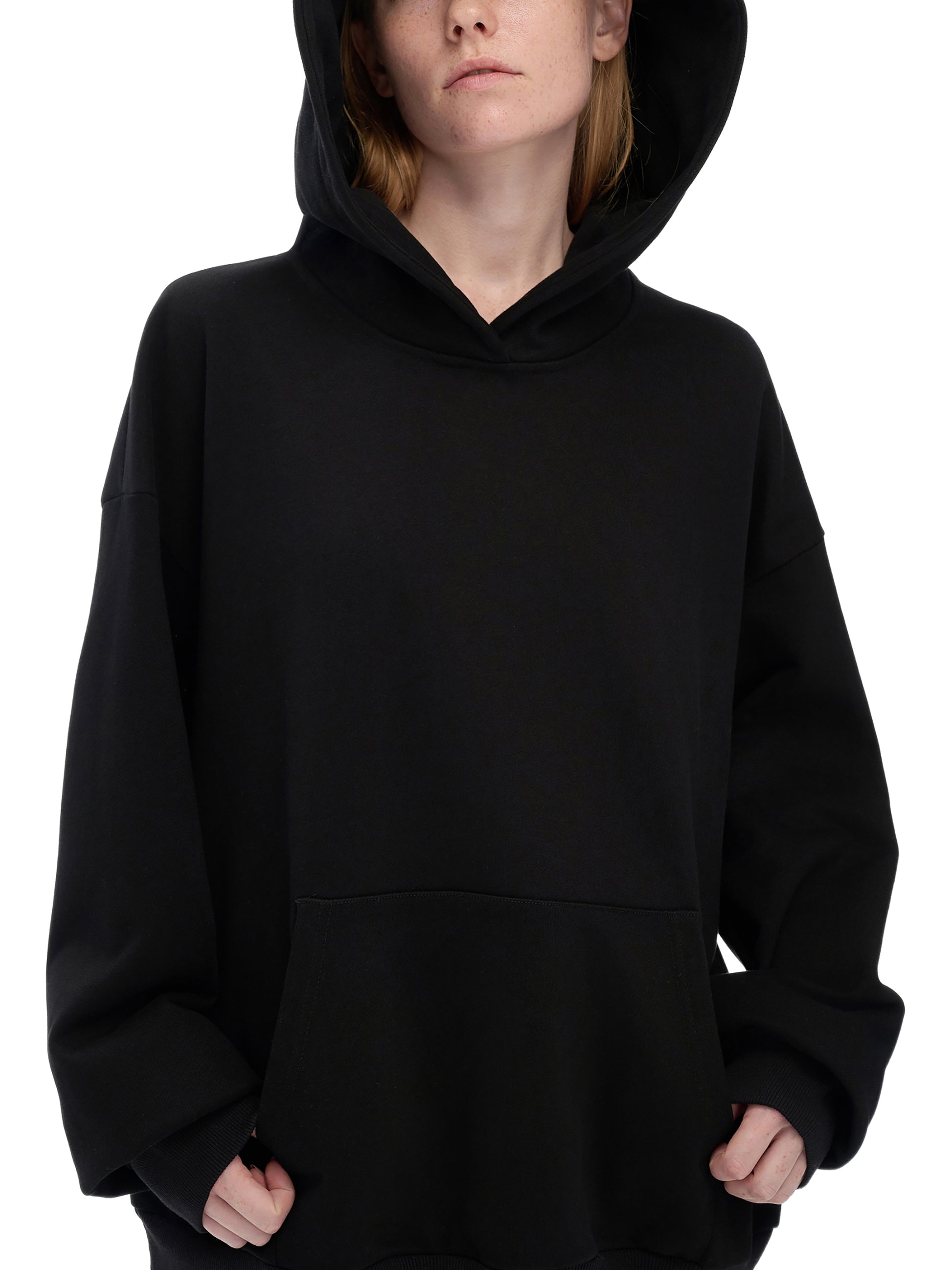 Model styling VÉRON Crème de Luxe premium streetwear hoodie 6